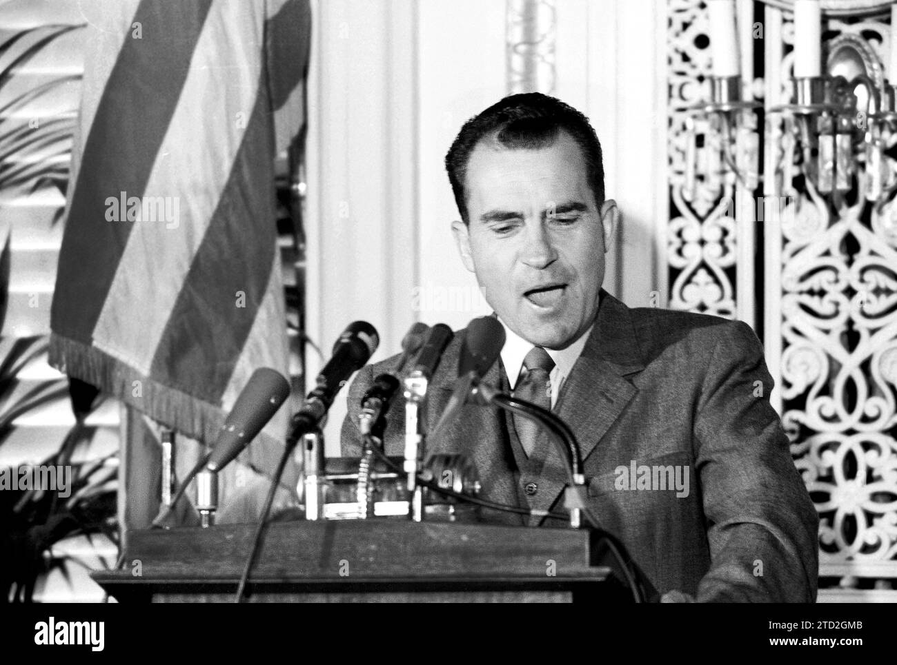 Vicepresidente degli Stati Uniti Richard M. Nixon, parlando al National Press Club dopo il suo viaggio in Sud America, Washington, D.C., USA, Marion S. Trikosko, U.S. News & World Report Magazine Photography Collection, 21 maggio 1958 Foto Stock