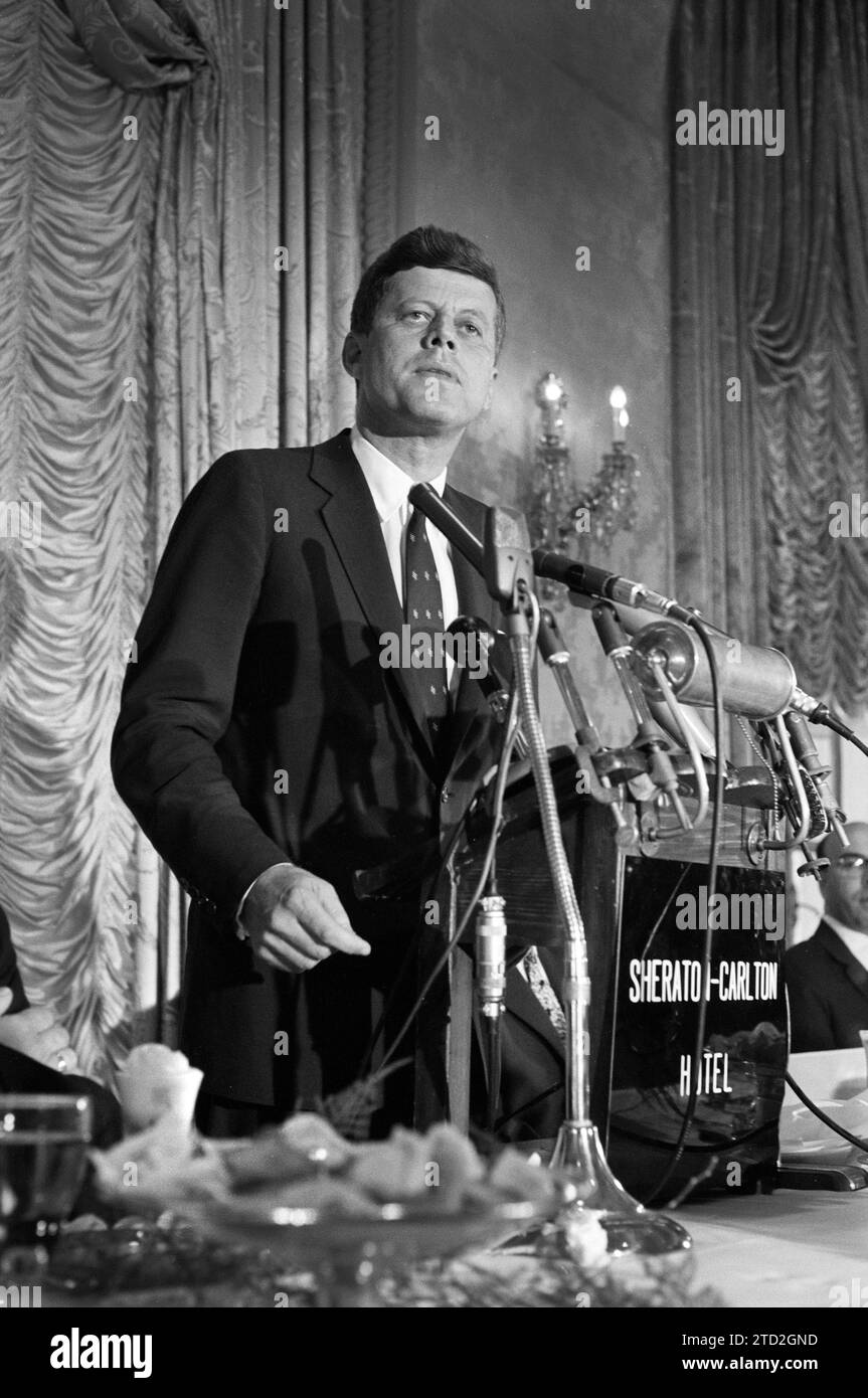 Il senatore degli Stati Uniti John F. Kennedy parla a pranzo dove ha tenuto un discorso a sostegno dell'assistenza alle nazioni africane, Sheraton Carlton Hotel, Washington, D.C., USA, Marion S. Trikosko, U.S. News & World Report Magazine Photography Collection, 27 giugno 1960 Foto Stock