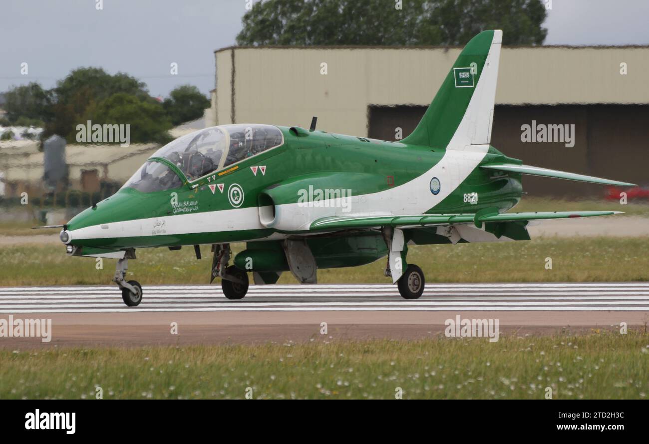 8821, un BAe Hawk 65 operato dai Saudi Hawks (o Saudi Falcons), il team dimostrativo acrobatico della Royal Saudi Air Force (RSAF), arrivando a RAF Fairford nel Gloucestershire, Inghilterra per partecipare al Royal International Air Tattoo 2023 (RIAT 23). Foto Stock