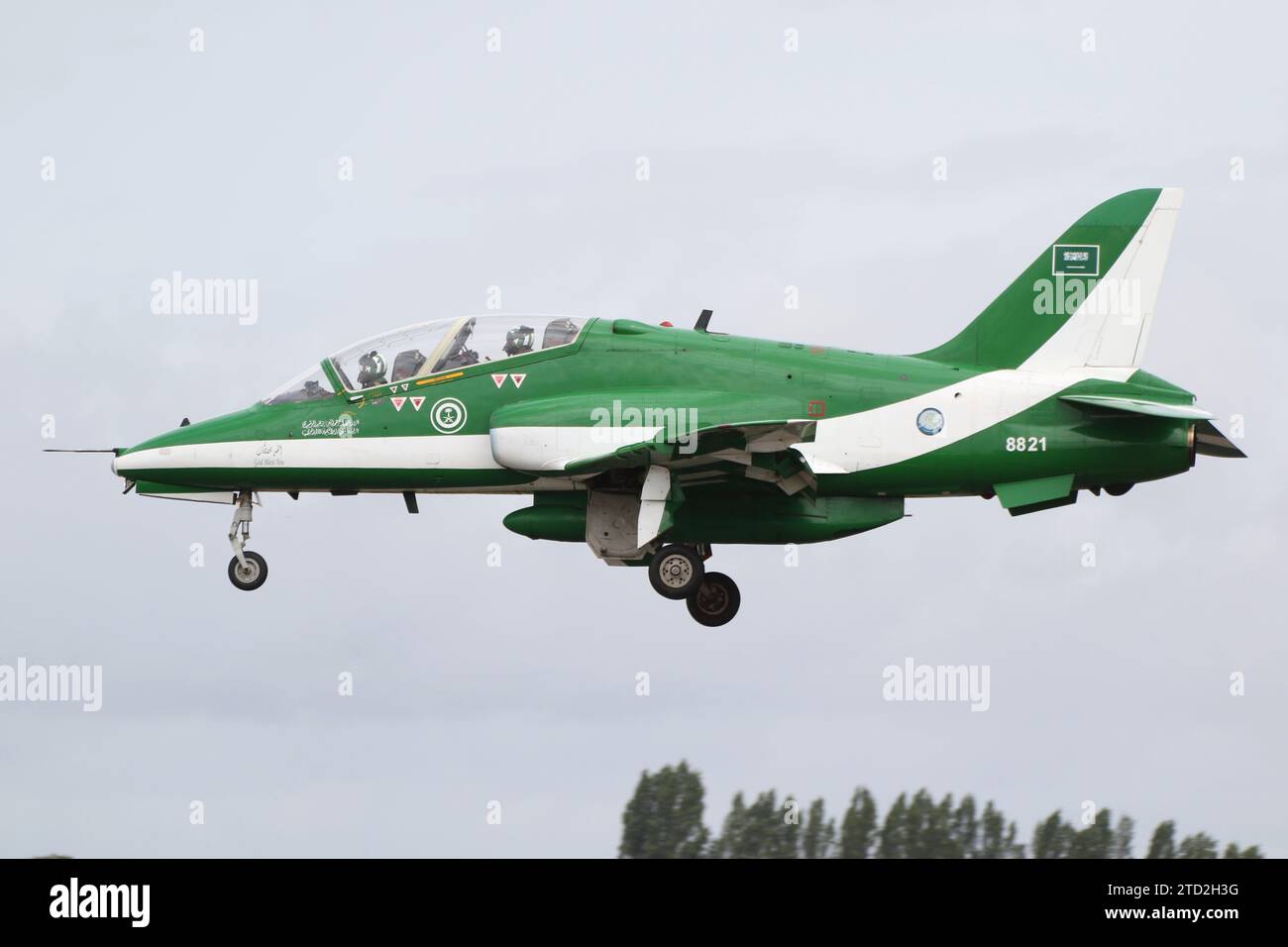 8821, un BAe Hawk 65 operato dai Saudi Hawks (o Saudi Falcons), il team dimostrativo acrobatico della Royal Saudi Air Force (RSAF), arrivando a RAF Fairford nel Gloucestershire, Inghilterra per partecipare al Royal International Air Tattoo 2023 (RIAT 23). Foto Stock