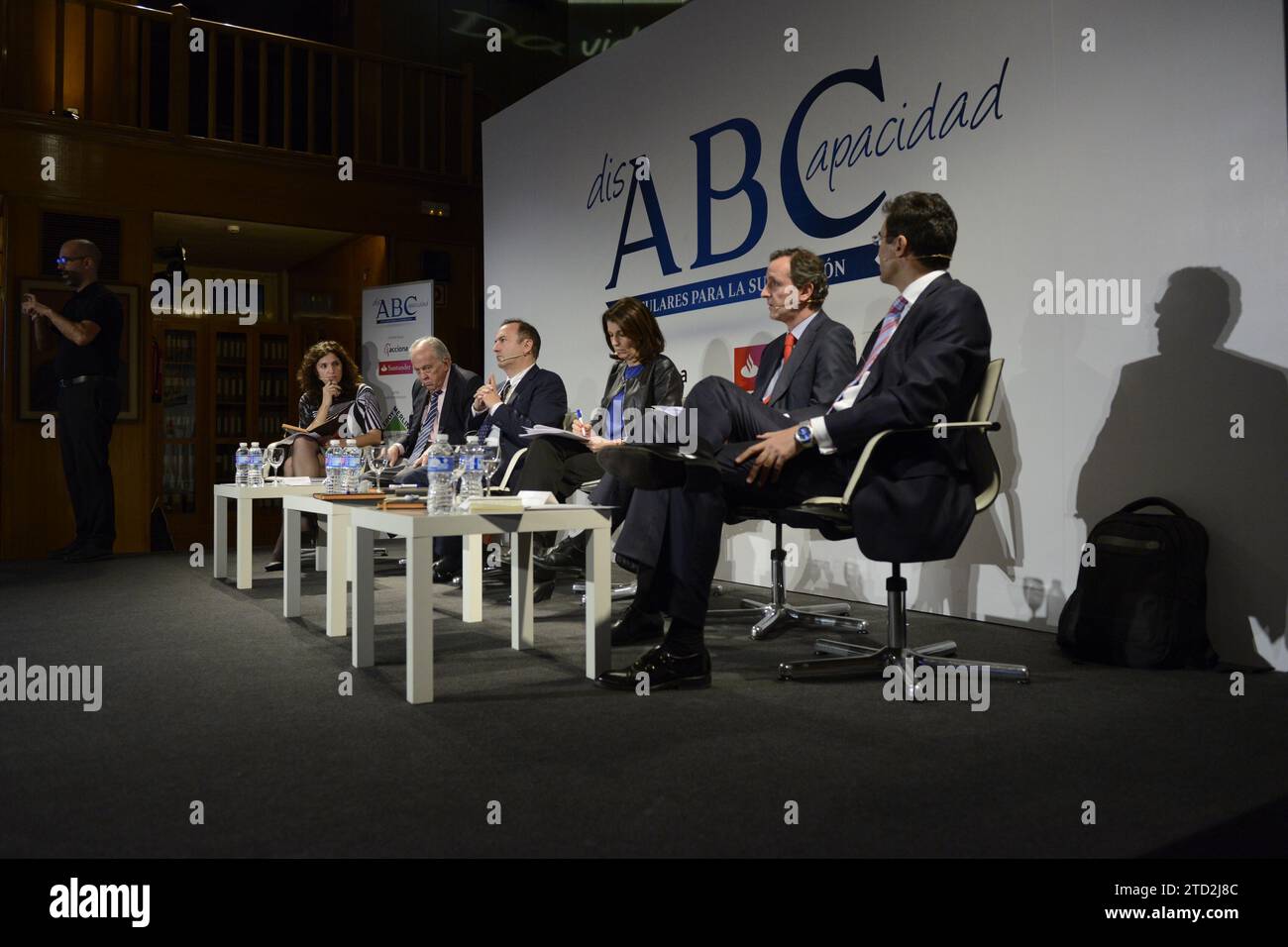 Madrid, 17/11/2015. Conferenze ABC sulla disabilità, occupazione e disabilità. Nell'immagine, Yolanda Gómez, Ramón Capdevilla (Fondazione Universia), Juan Manuel Cruz (Acciona), Ana Díaz-Castellanos (Endesa), Jorge Jiménez de Cisneros (Comunità di Madrid) ed Emilio Ruiz Roso (Leroy Merlin). Foto: Maya Balanya. ARCHDC. Crediti: Album / Archivo ABC / Maya Balanya Foto Stock