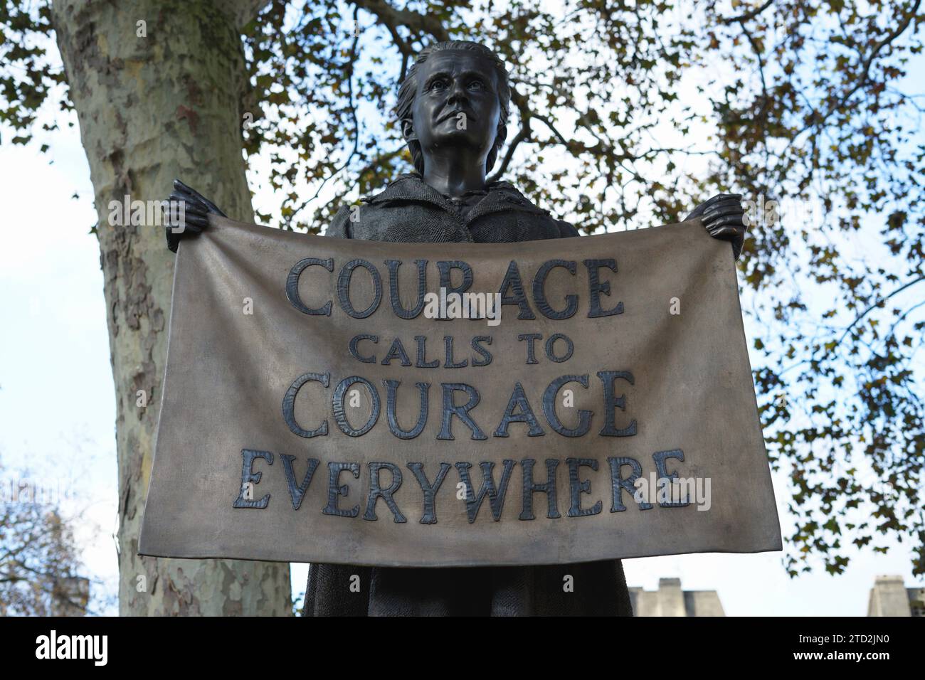 "COURAGE CALLS TO COURAGE EVERYWHERE" 1920 DISCORSO - DAME MILLICENT FAWCETT (1847-1929) LEADER DEL MOVIMENTO DELLE SUFFRAGETTE - STATUA IN PARLIAMENT SQUARE LONDRA REGNO UNITO - BRITISH HISTORY - BRITISH FAMOUS PEOPLE © F.BEAUMONT Foto Stock