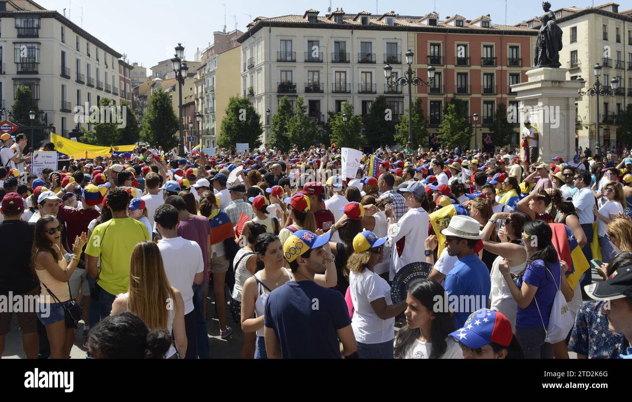 Madrid, 09/04/2016. Venezuelani e rappresentanti politici hanno manifestato a Madrid per chiedere il richiamo di Nicolás Maduro. Foto: Maya Balanya ARCHDC. Crediti: Album / Archivo ABC / Maya Balanya Foto Stock