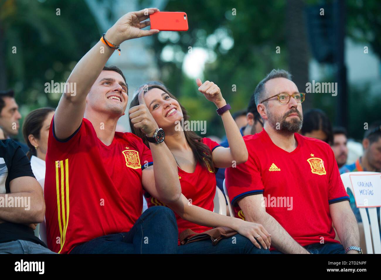 Barcellona, 17/06/2016. Schermo gigante che Ciudadanos ha messo all'Arc de Triomphe per guardare la partita della Spagna contro la Turchia nella Euro Cup. Foto: Inés Baucells ARCHDC. Crediti: Album / Archivo ABC / Inés Baucells Foto Stock