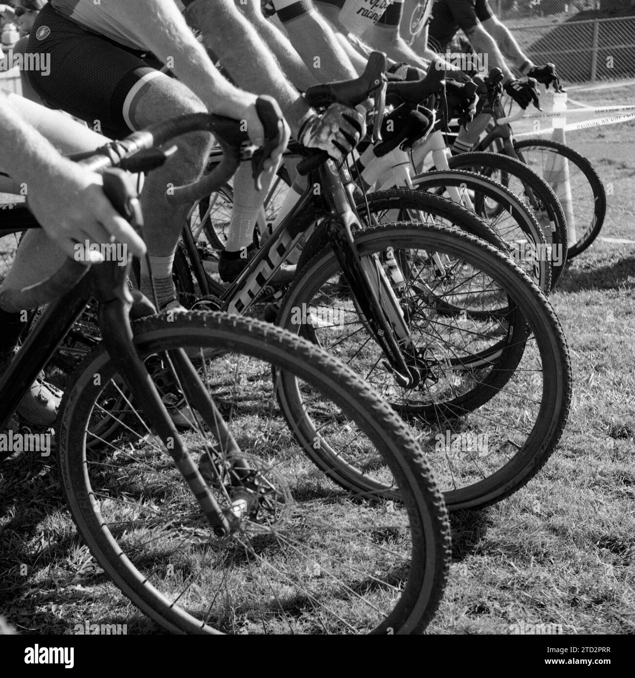 HB49917-00....WASHINGTON - linea di partenza di una gara di ciclocross maschile. Telecamera TLR Rolleicord con pellicola Ilford HP5 Plus. Foto Stock