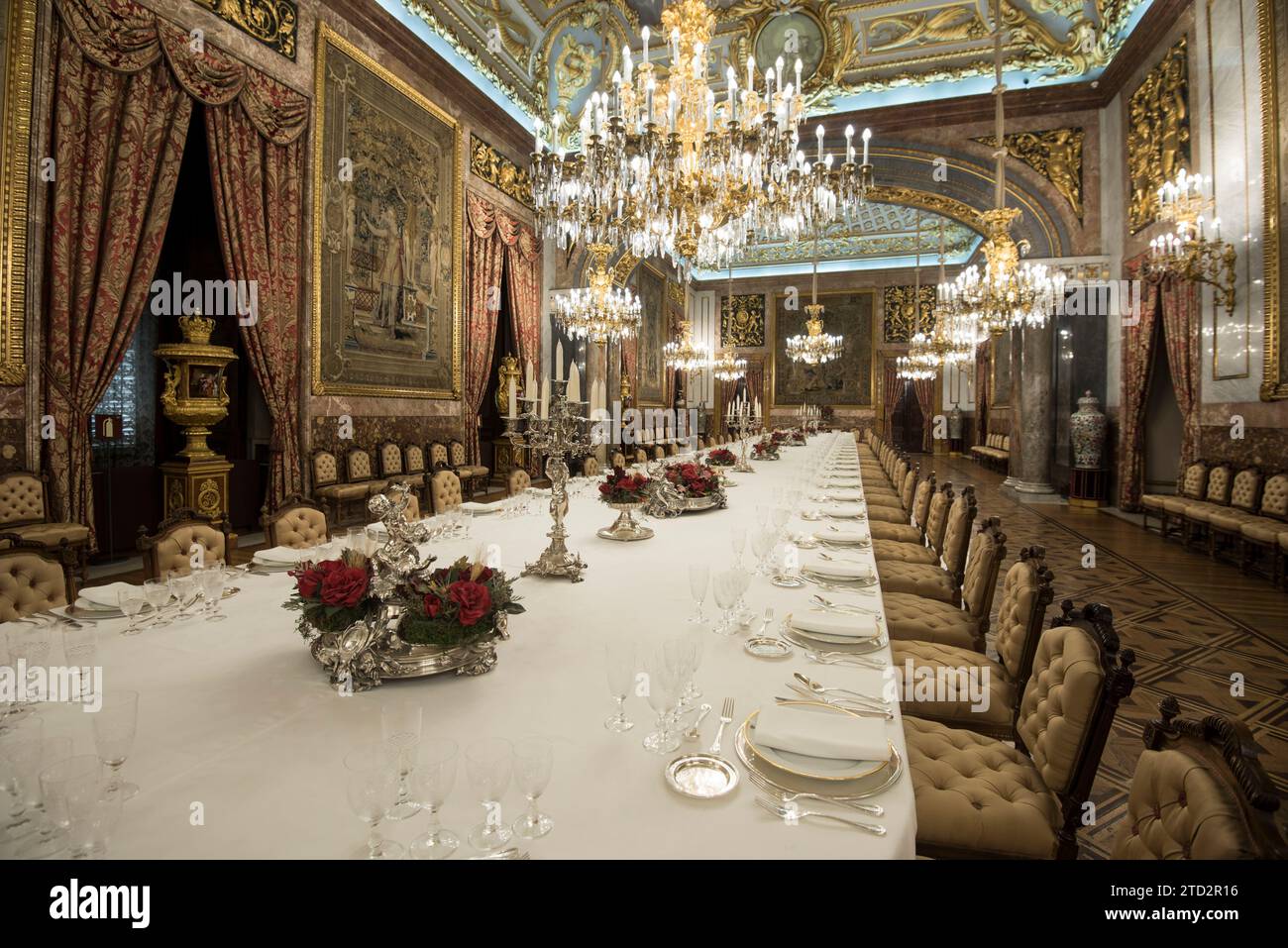 Madrid, 16/02/2017. Sala da pranzo di gala del Palazzo reale vista dai turisti. Foto: Matias Nieto ARCHDC. Crediti: Album / Archivo ABC / Matías Nieto Koenig Foto Stock