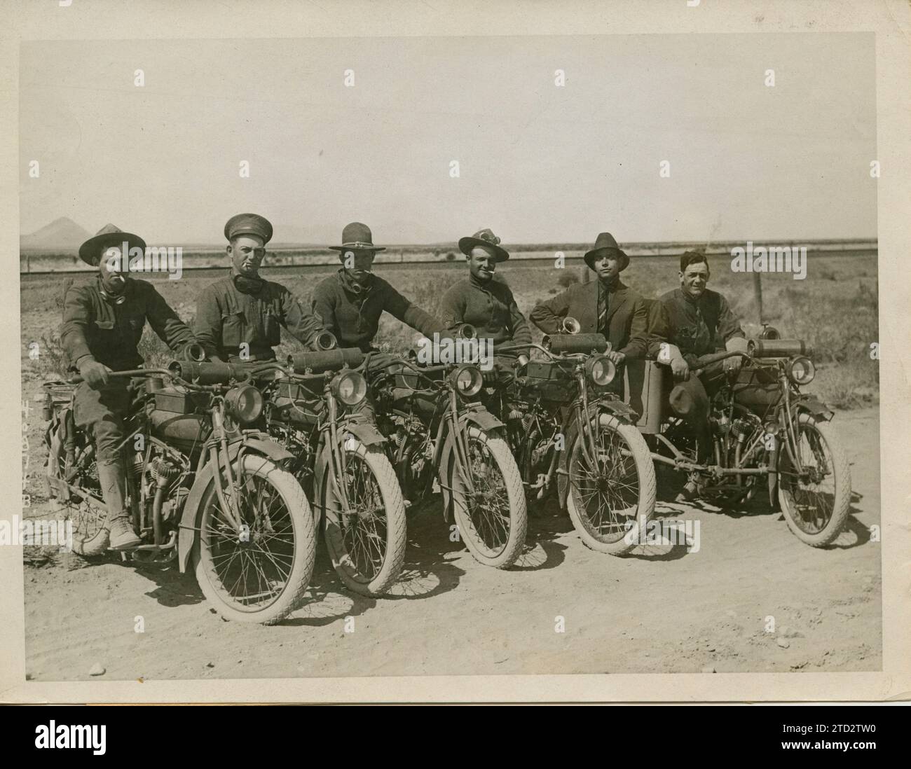 Messico, giugno 1916. Spedizione punitiva contro Pancho Villa. Scout dell'esercito AMERICANO che fanno il corriere, guidano motociclette indiane. Crediti: Album / Archivo ABC / Louis Hugelmann Foto Stock