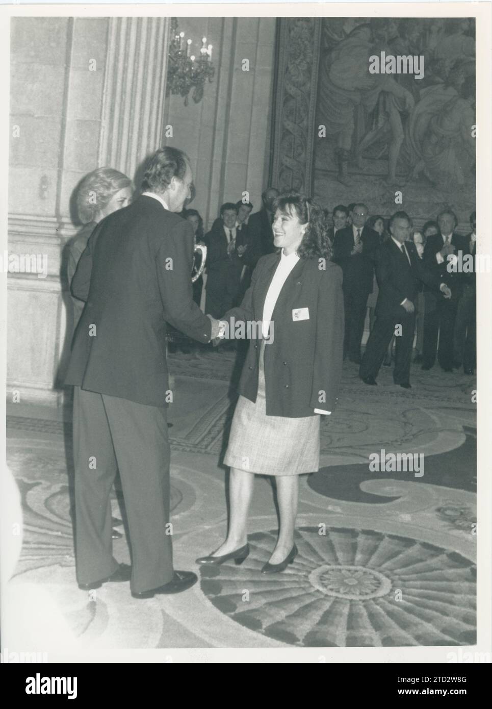 Madrid, 11/30/1989. I Re di Spagna hanno consegnato i premi nazionali sportivi 1988 al Palazzo Zarzuela. Nell'immagine, Blanca Fernández Ochoa, ricevendoli dalle mani delle SS. MM I re Don Juan Carlos e Doña Sofía ricevono il premio Queen Sofía. Crediti: Album / Archivo ABC / José García Foto Stock