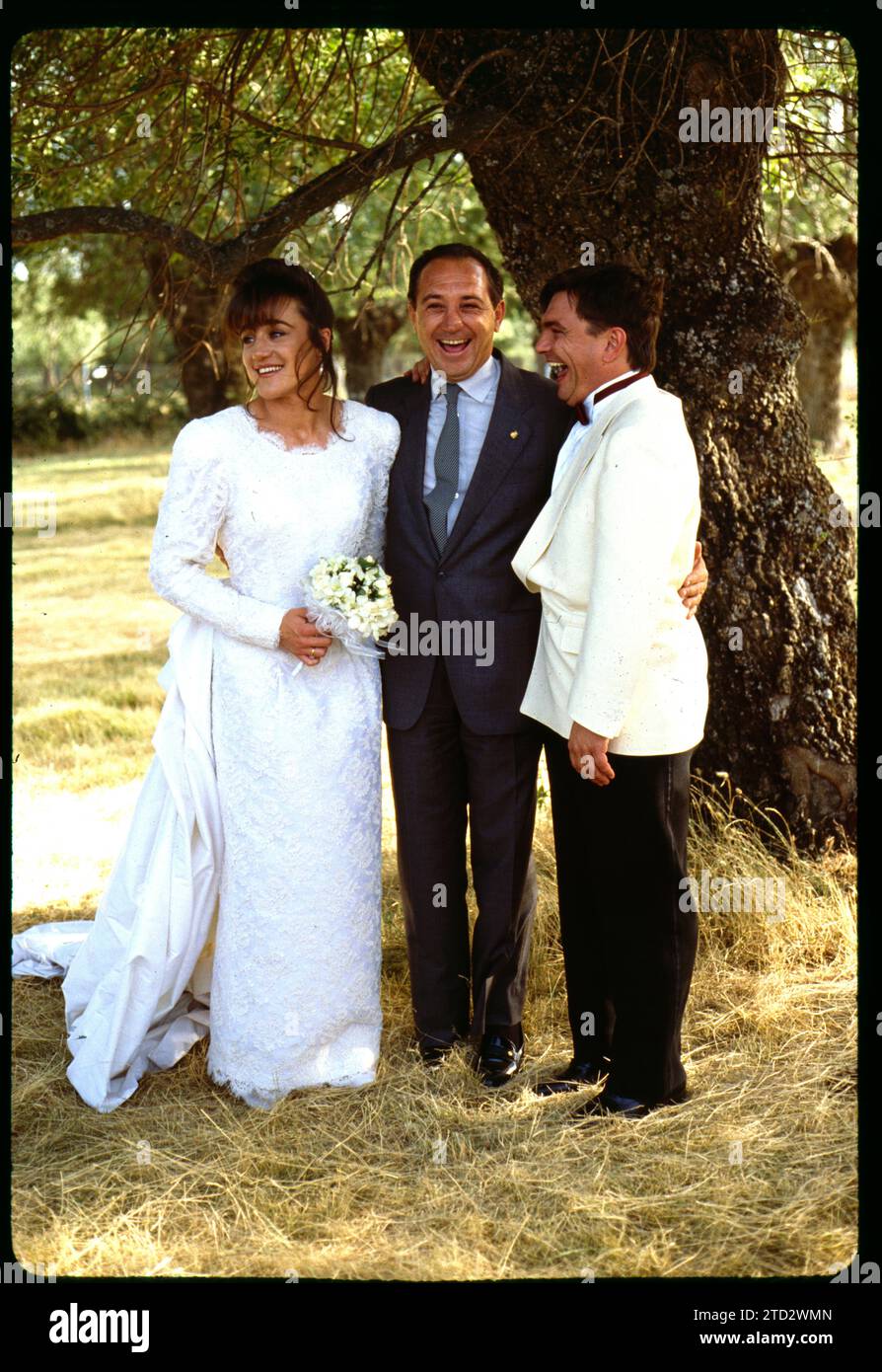 San Lorenzo de El Escorial (Madrid), 07/18/1991. La campionessa di sci Blanca Fernández Ochoa si è sposata nella Basilica del Monastero di El Escorial. Nell'immagine, Blanca Fernández Ochoa e Danielle Fioretto con Francisco Fernández Ochoa. Crediti: Album / Archivo ABC / Vicente González Foto Stock