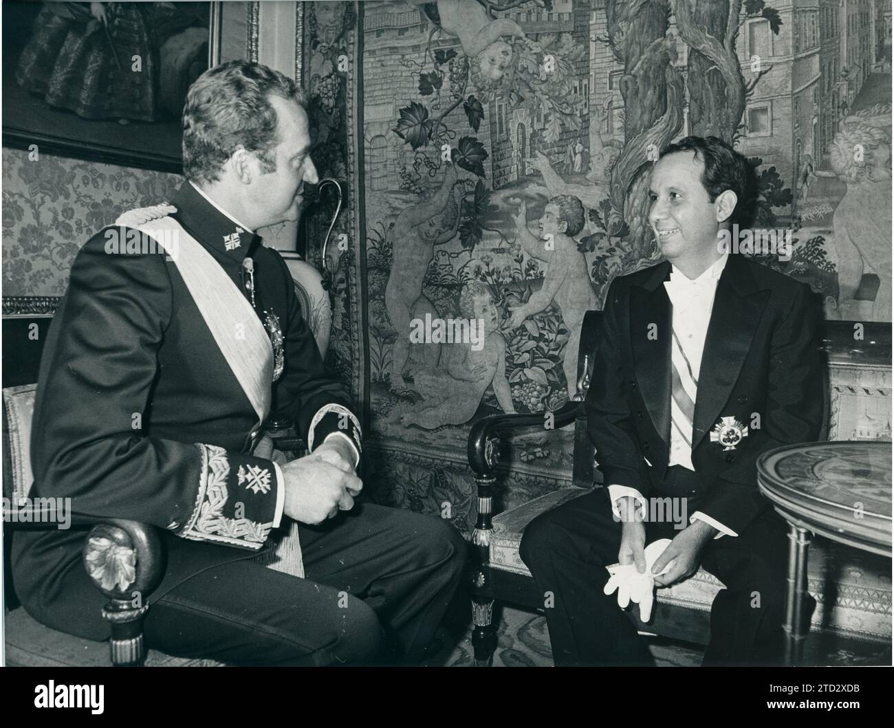 Madrid, 20/05/1976. Don Fernando Federico Álvarez Bogaert, nuovo ambasciatore della Repubblica Dominicana, durante la presentazione delle credenziali al Palazzo reale con il re Juan Carlos i di Spagna. Crediti: Album / Archivo ABC Foto Stock