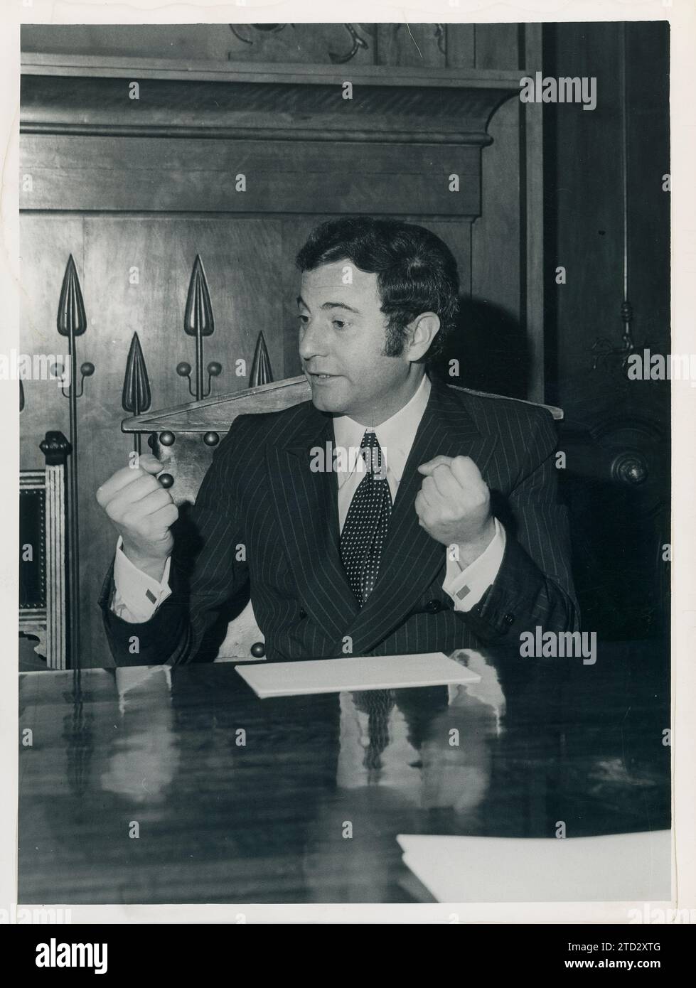 Gennaio 1970. Arturo Fernández, nell'ufficio del fondatore della ABC, durante una discussione sul lavoro 'Yo soy Brandel?, di Juan Ignacio Luca de Tena, a cui hanno partecipato i professori Manuel Fraga Iribarne e Juan José López IBOR. ; L'attrice signora Milagros Pérez de León; il critico Don Gabriel García Espina; i registi Don Luis Escobar e Don Cayetano Luca de Tena. Crediti: Album / Archivo ABC Foto Stock