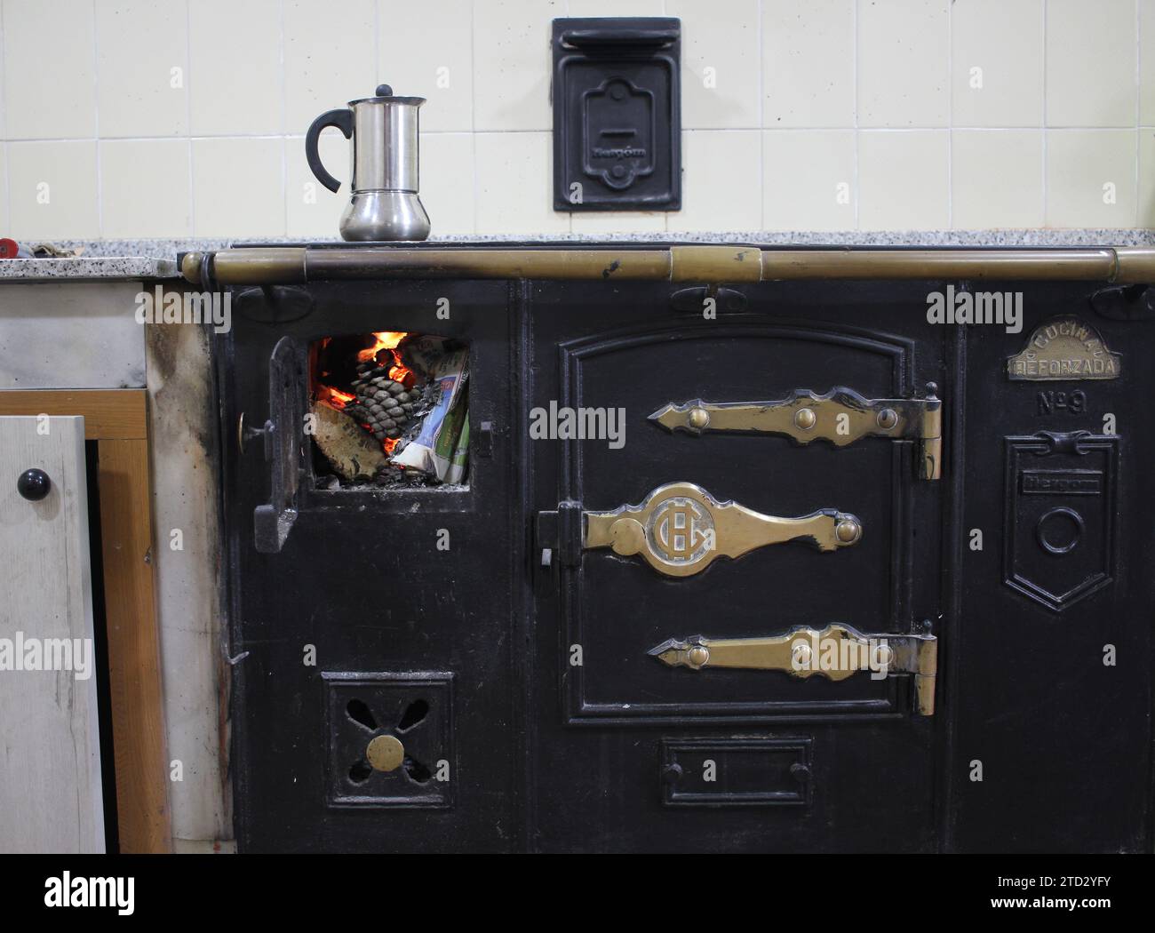 Aromi rustici: Preparazione del caffè su una stufa a legna Foto Stock