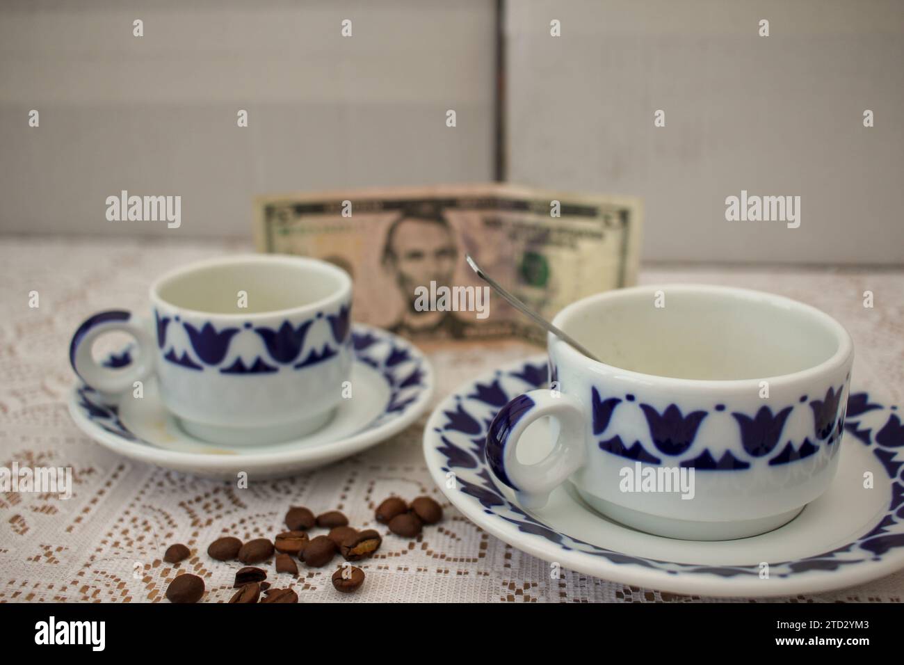 Rising Brew: Tazze da caffè e prezzi elevati del caffè Foto Stock