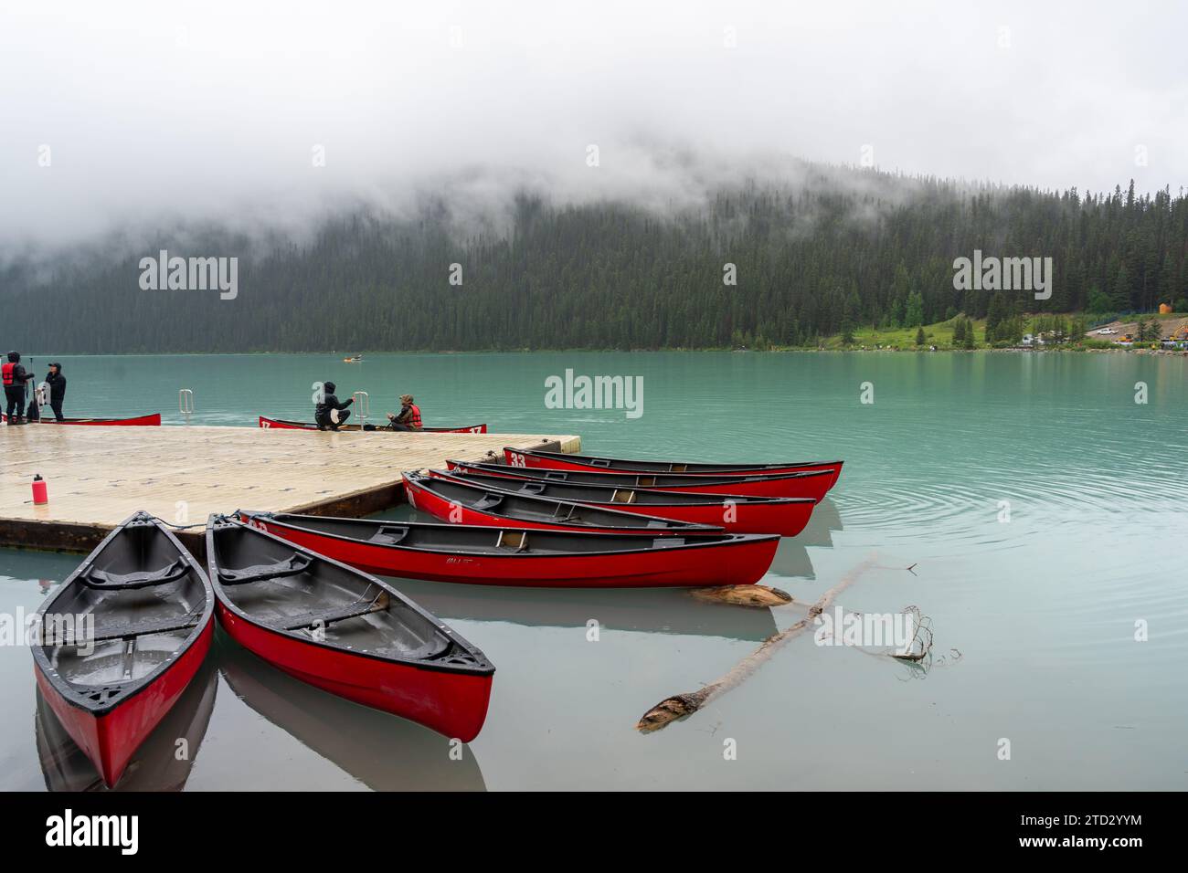 Persone che noleggiano canoe in una casetta di noleggio canoe la mattina. Calgary, Alberta, Canada Foto Stock