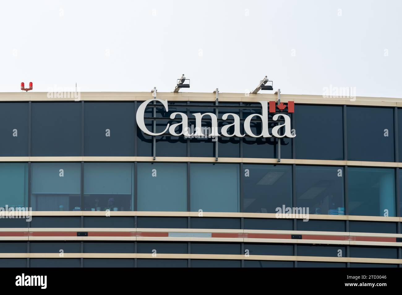 Un logo del governo del Canada sull'edificio. Edmonton, Alberta, Canada Foto Stock