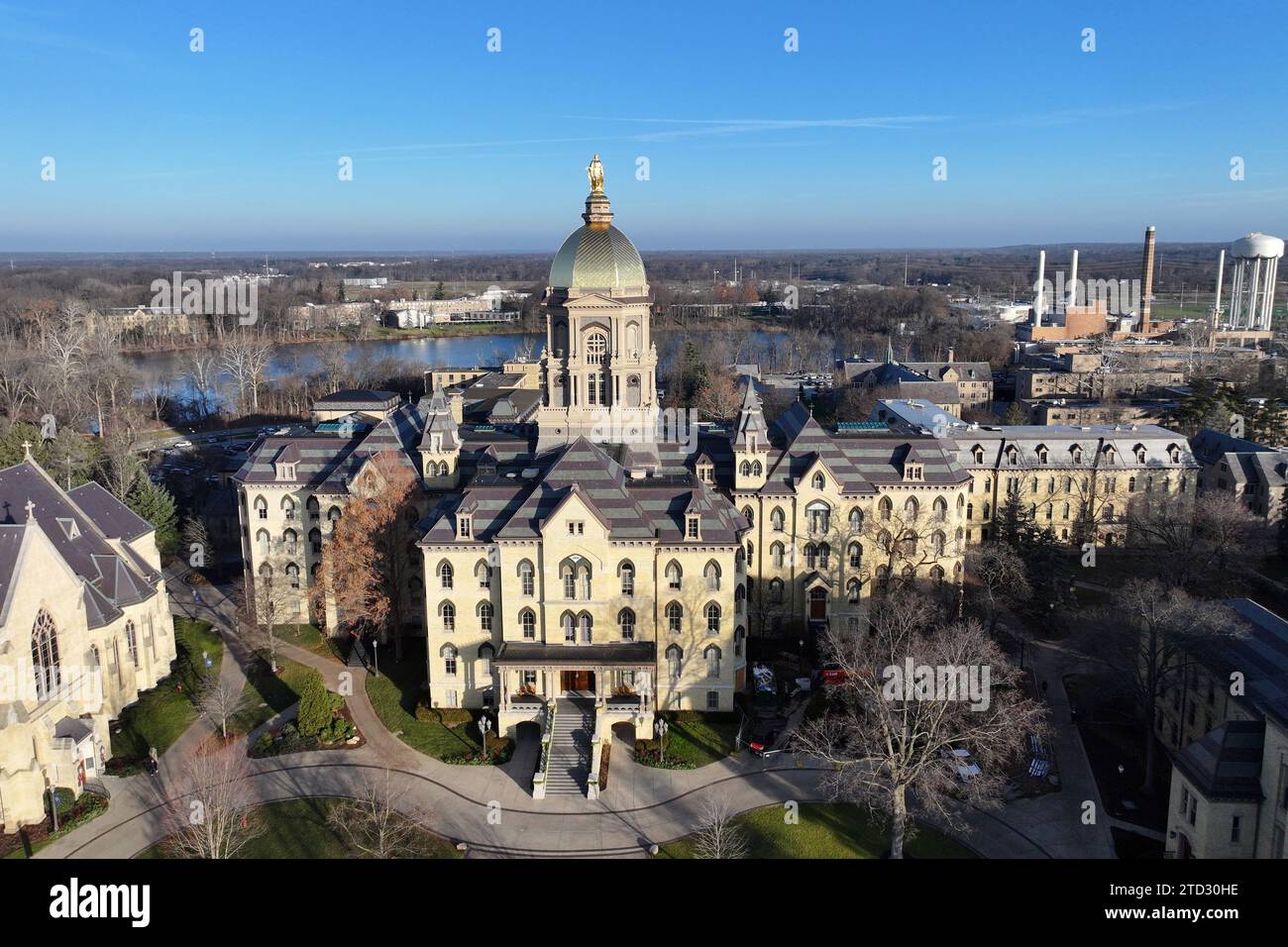 L'edificio principale e il Golden Dome nel campus della Notre Dame University, giovedì 7 dicembre 2023, a South Bend, IND L'edificio principale e il Golden Dome nel campus di Notre Dame, giovedì 7 dicembre 2023, a South Bend, IND Foto Stock