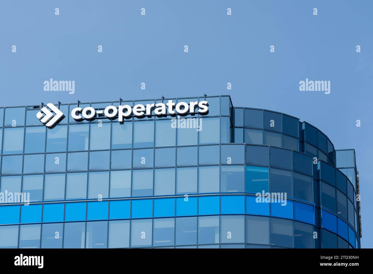 Logo e firma dei collaboratori sull'edificio presso il Co-Operators Place di Regina, Saskatchewan, Canada Foto Stock