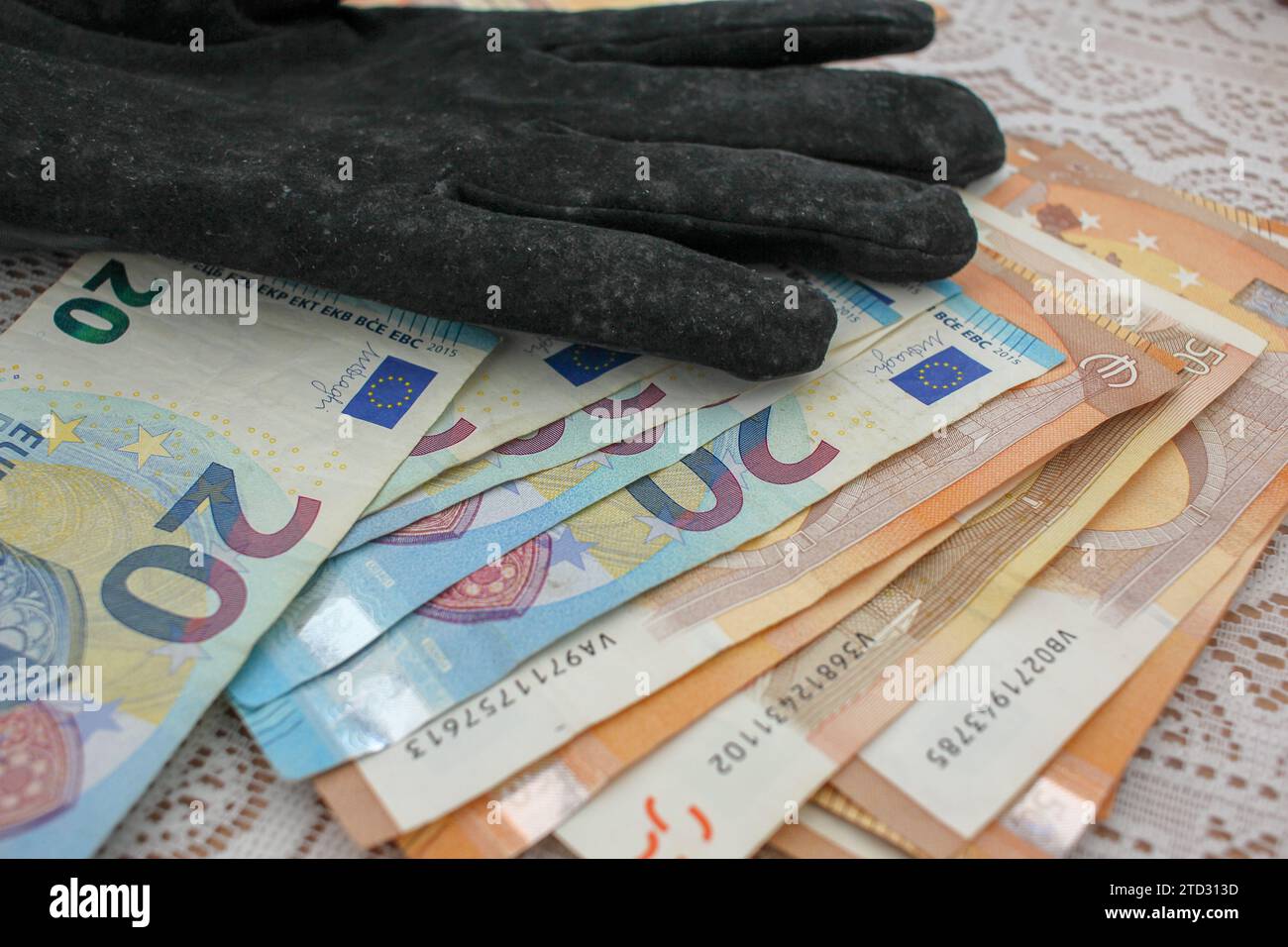 Connessione valutaria: Banconote in euro e guanti Foto Stock