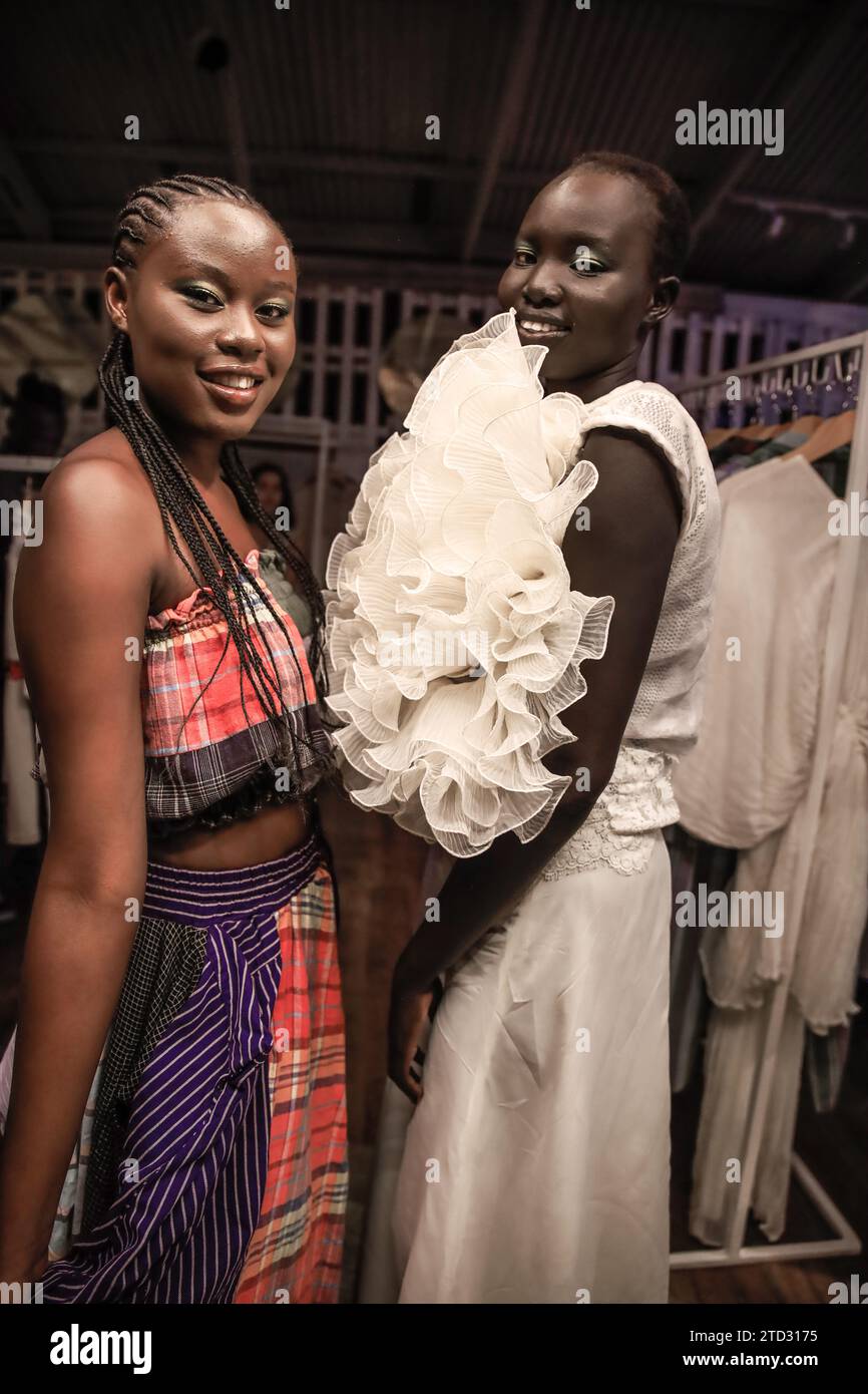 La ventiduenne Lucy Njeri (L) e Nyibol Kuir (25) sono in posa per una foto alla Artisanal Gallery per il Just Fashion Day of Eco Fashion Week Keny Foto Stock