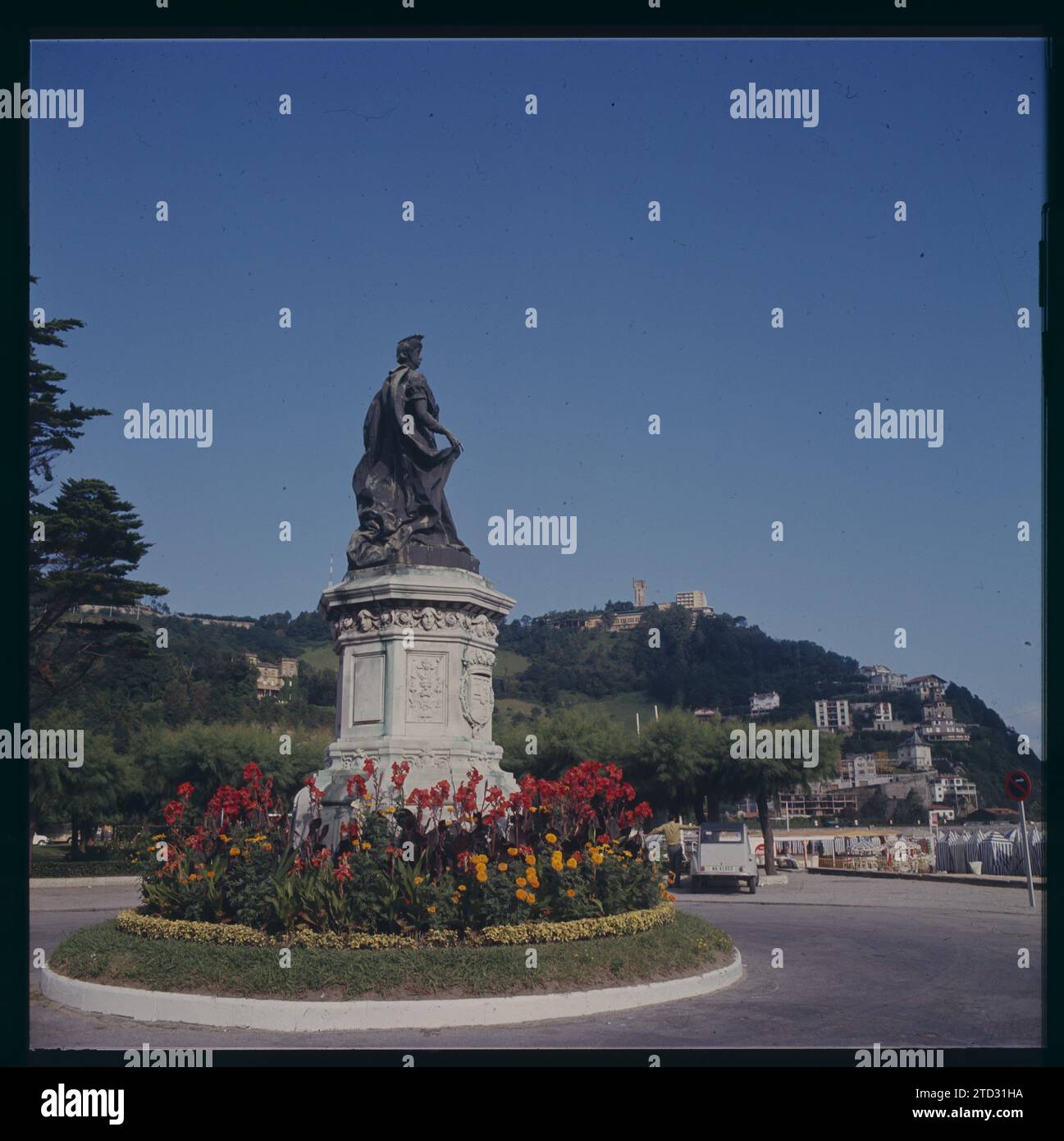 San Sebastián, 1952 (CA.) Monumento della Regina María Cristina nei giardini di Ondarreta. Sullo sfondo, Monte Igueldo. Crediti: Album / Archivo ABC Foto Stock