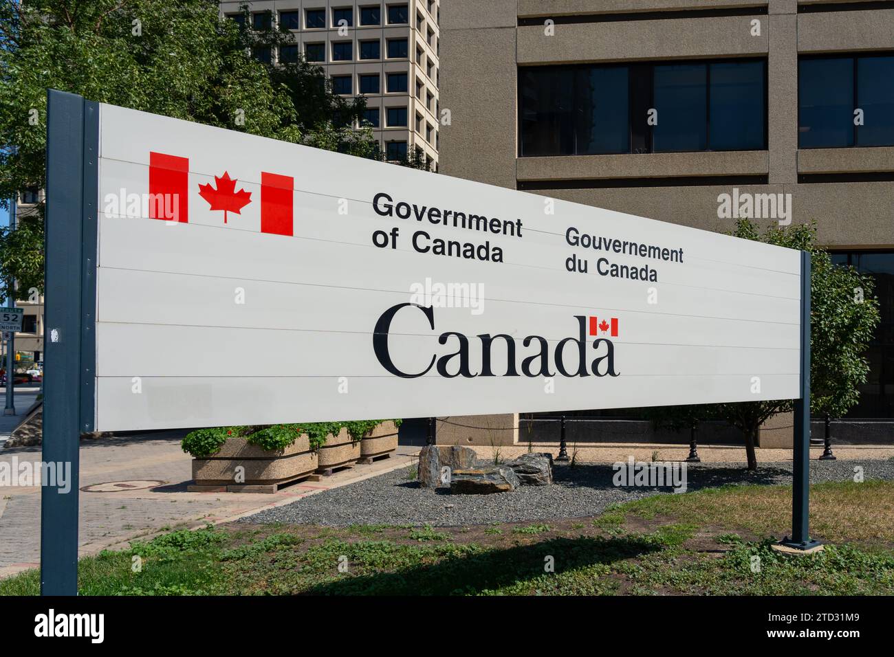 Primo piano di un cartello del governo del Canada fuori dall'edificio degli uffici del governo del Canada. Winnipeg, Manitoba, Canada Foto Stock