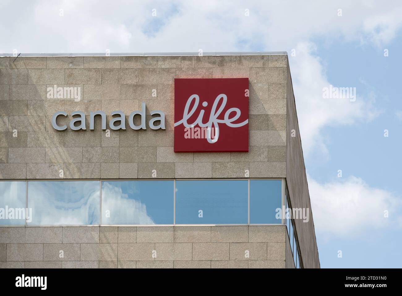 Primo piano del logo Canada Life sull'edificio presso la sua sede centrale a Winnipeg, Manitoba, Canada Foto Stock