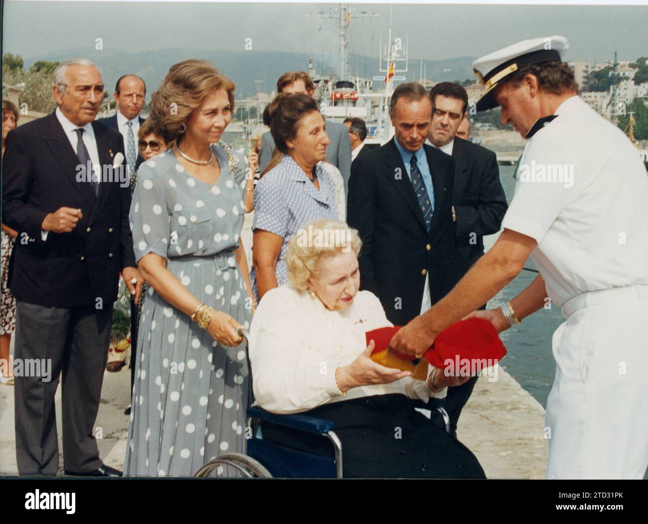 Palma di Maiorca, 23/08/1993. La corona dà lo yacht 'Giralda' alla Marina. Nell'immagine, re Juan Carlos dà a sua madre, María de las Mercedes la bandiera della nave. Crediti: Album / Archivo ABC Foto Stock