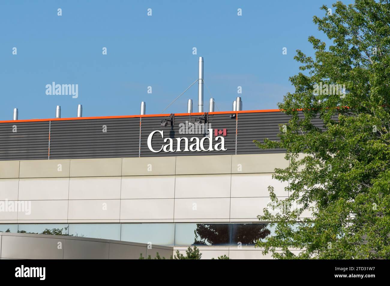 Logo del governo canadese sull'edificio di Winnipeg, Manitoba, Canada Foto Stock