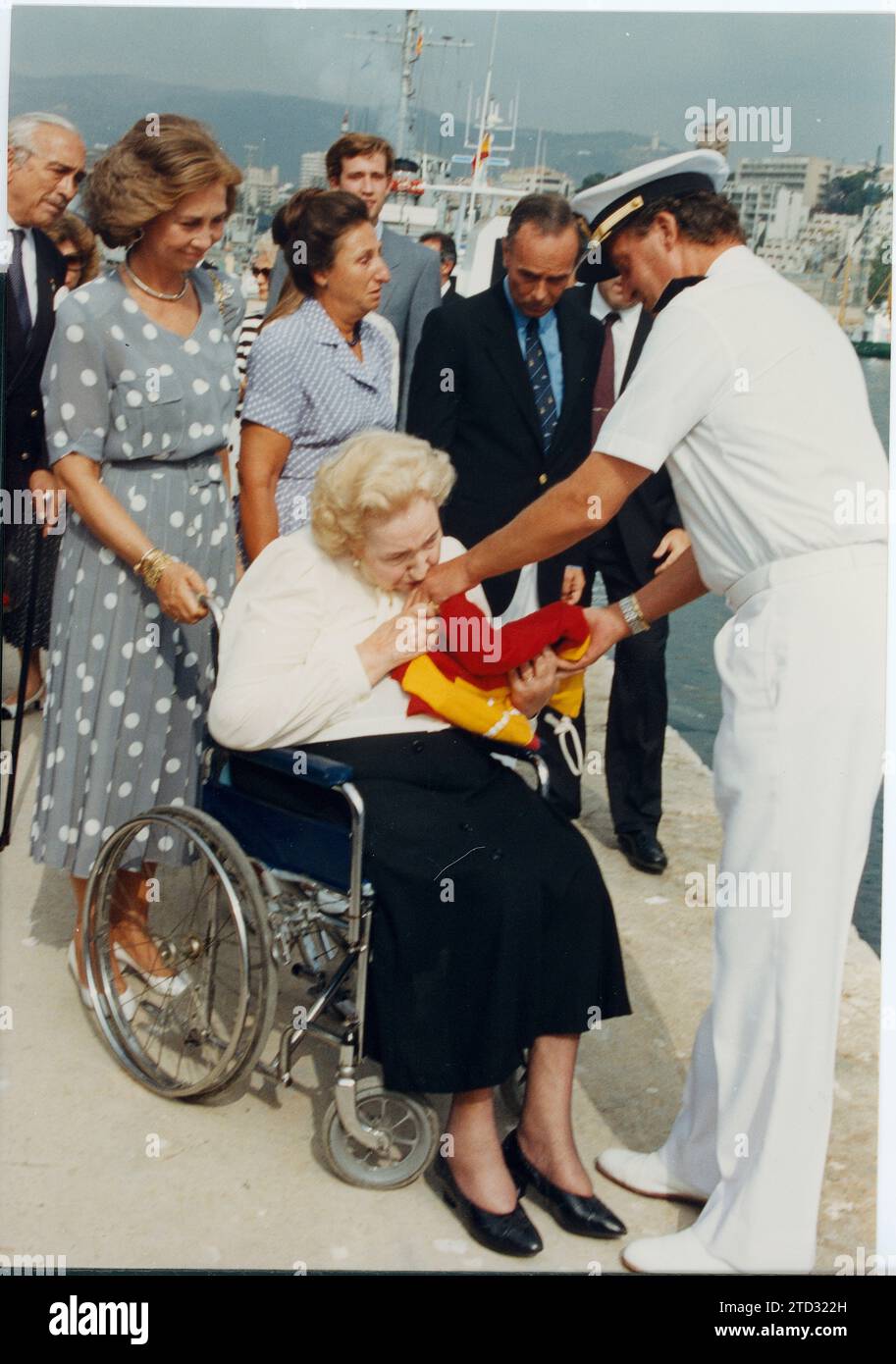 Palma di Maiorca, 23/08/1993. La corona dà lo yacht 'Giralda' alla Marina. Nell'immagine, re Juan Carlos dà a sua madre, María de las Mercedes la bandiera della nave. Crediti: Album / Archivo ABC Foto Stock