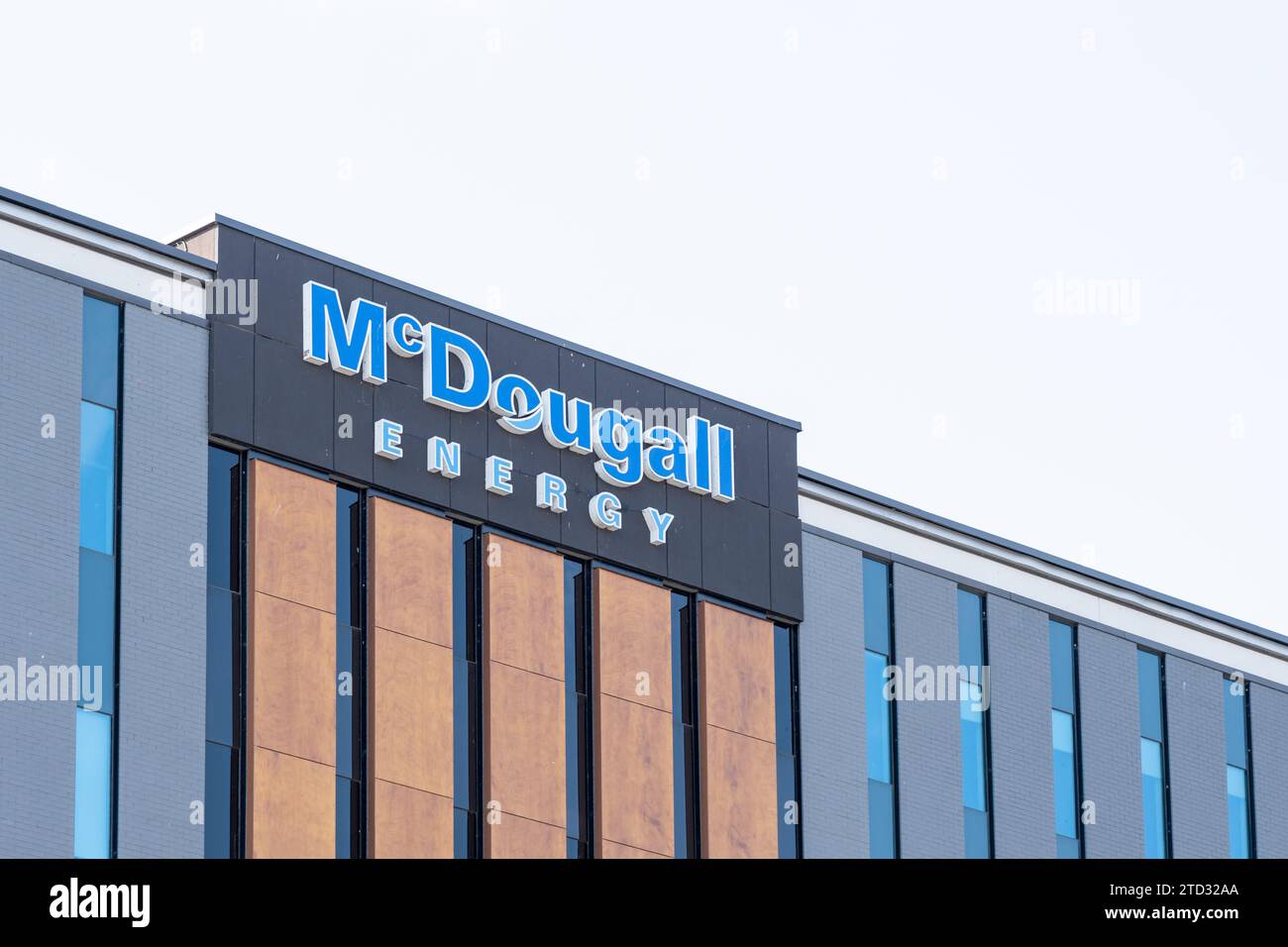 Primo piano del logo McDougall Energy sull'edificio di Greater Sudbury, Ontario, Canada Foto Stock