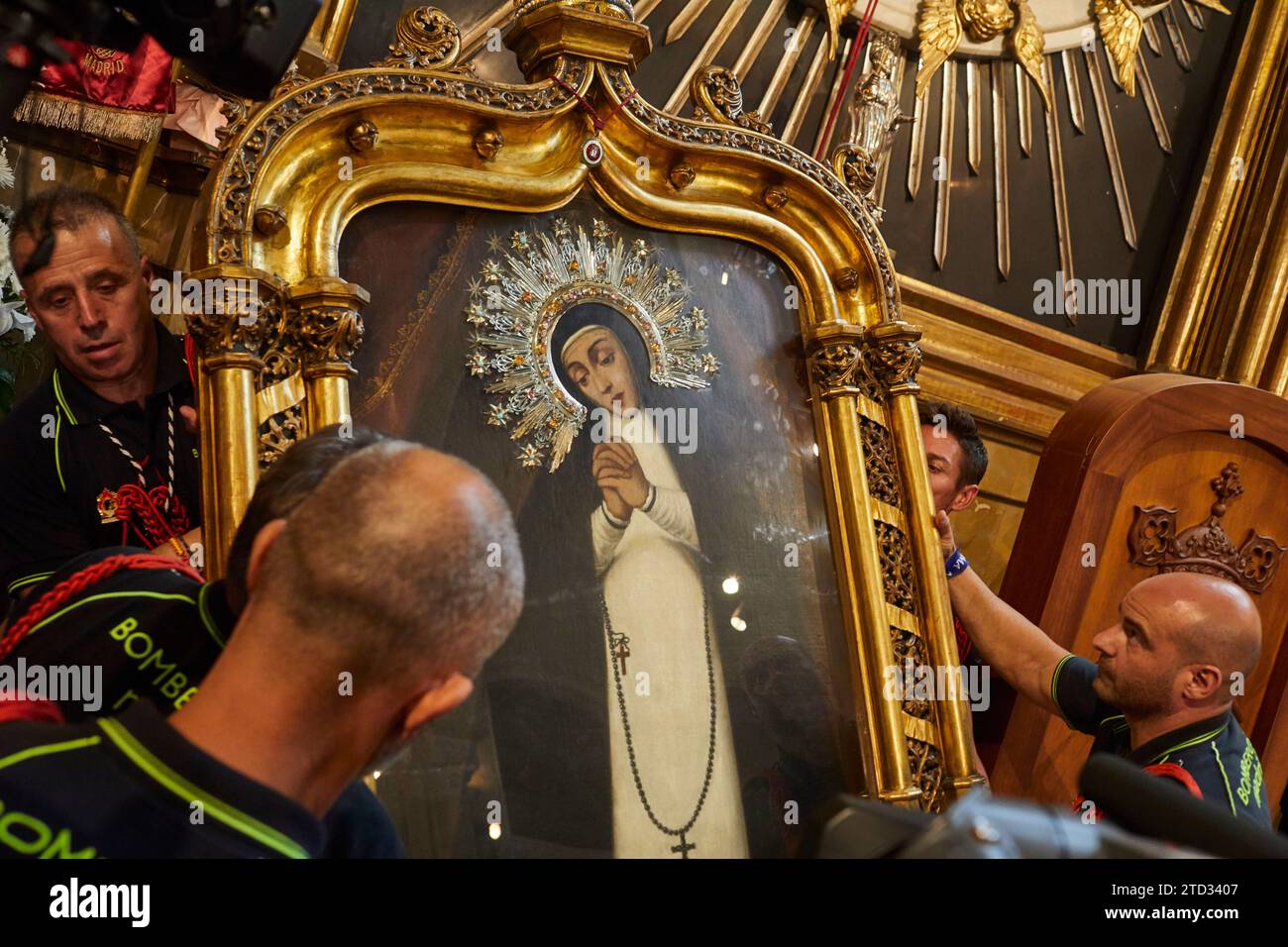 08/15/2016. Madrid, 15/08/2019. Paloma Church. Festa della Virgen de la Paloma, dove i vigili del fuoco abbassano l'immagine della Vergine per venerazione e la pongono in processione. Foto: Guillermo Navarro. ARCHDC. Crediti: Album / Archivo ABC / Guillermo Navarro Foto Stock