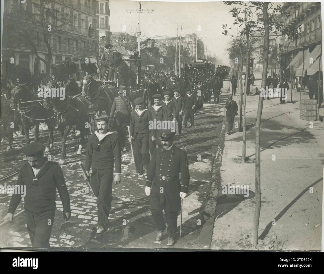 Madrid, 04/29/1911. La processione con i resti di Isaac Peral mentre attraversa via Alcalá che conduce alla stazione di Atocha. Crediti: Album / Archivo ABC / Ramón Alba Foto Stock