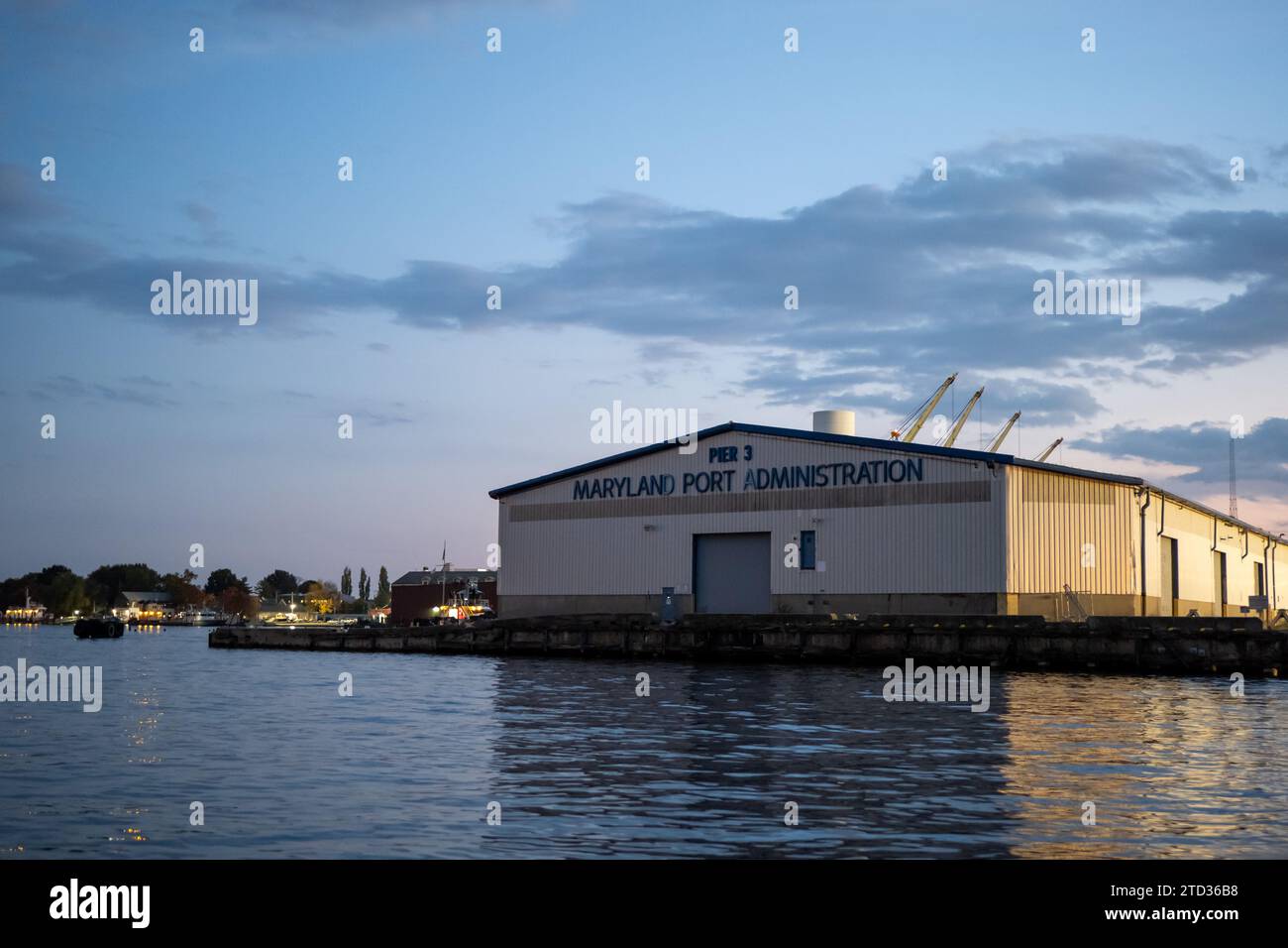 Baltimore, MD: 10-28-2023: Maryland Port Administration a Baltimora, Maryland at Night Foto Stock