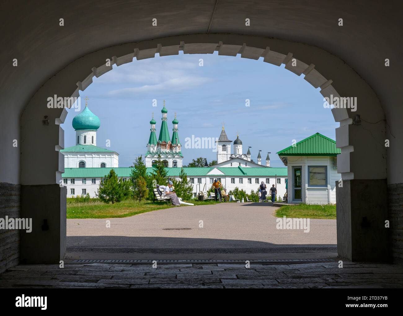Vista delle cattedrali e delle chiese da sotto l'arco del monastero di Alessandro Svirsky in Carelia Foto Stock