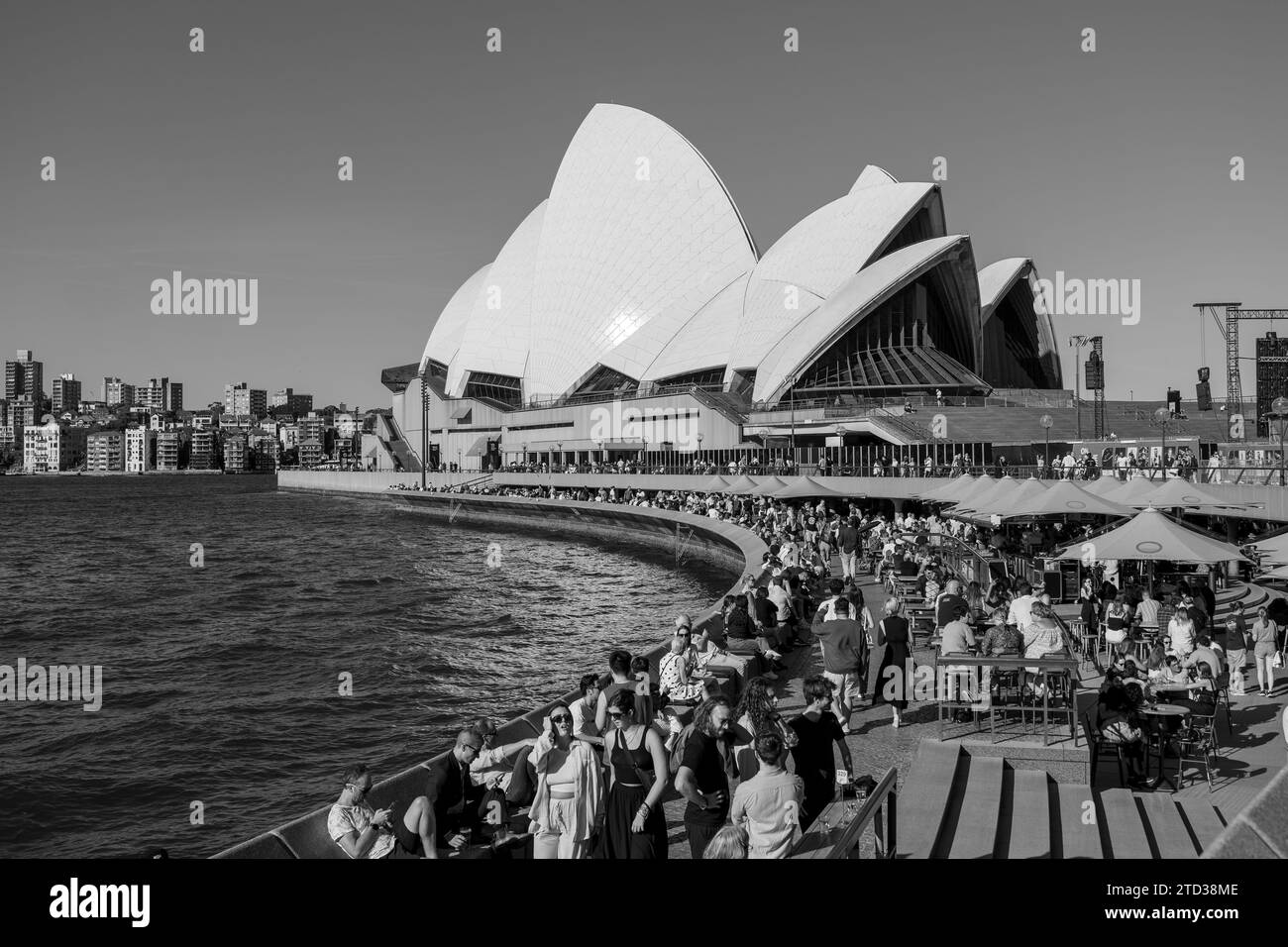 Sydney, Australia: 12-1-2023: Gli australiani si rilassano presso la Sydney Opera House in bianco e nero Foto Stock