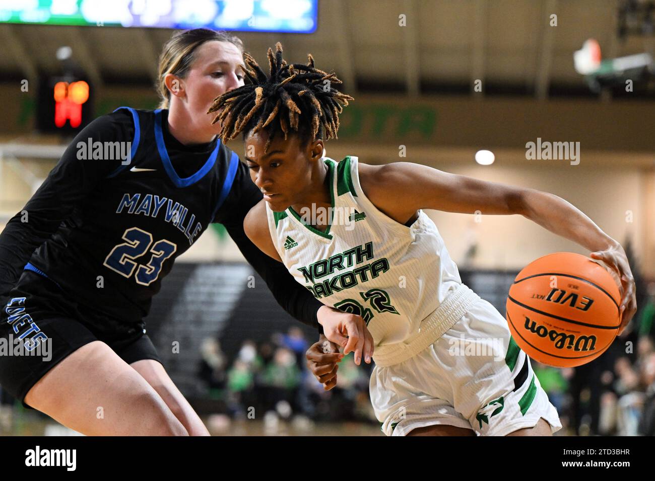 North Dakota Fighting Hawks Guard Rakiyyah Beal (22) guida verso il basket durante una partita di basket femminile pre-stagionale NCAA tra i Mayville State Comets e la University of North Dakota Fighting Hawks al Betty Engelstad Sioux Center di Grand Forks, North Dakota, venerdì 15 dicembre 2023. Mayville State ha vinto 75-68..Russell Hons/CSM Foto Stock