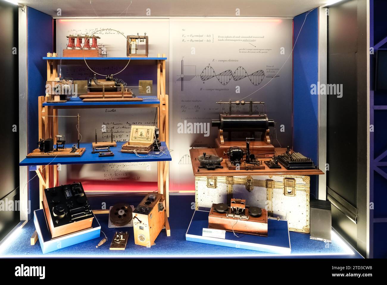 Telefoni e telegrafi in mostra presso il Museo della radio e della televisione situato nel centro produttivo Rai nel centro di Torino. Foto Stock