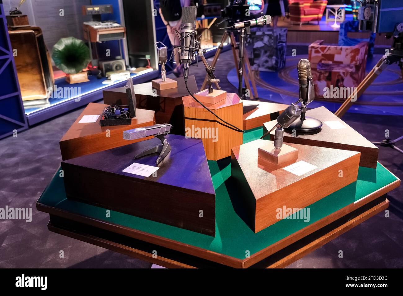 Microfoni in mostra al Museo della radio e della televisione situato nel centro produttivo Rai nel centro di Torino. Foto Stock