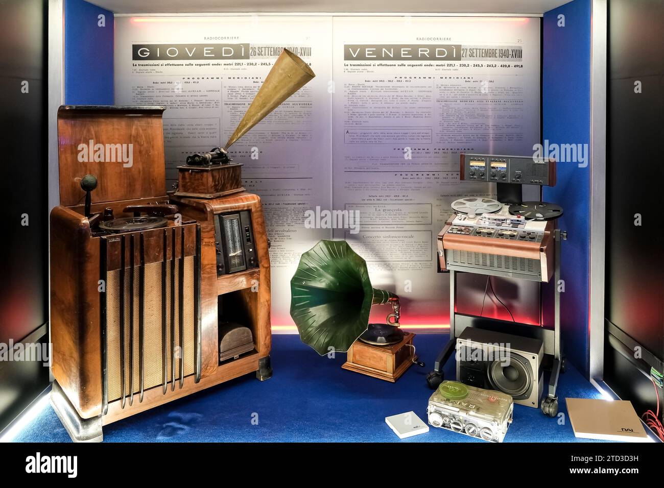 Apparecchi sonori vintage esposti al Museo della radio e della televisione situato nel centro produttivo Rai nel centro di Torino Foto Stock