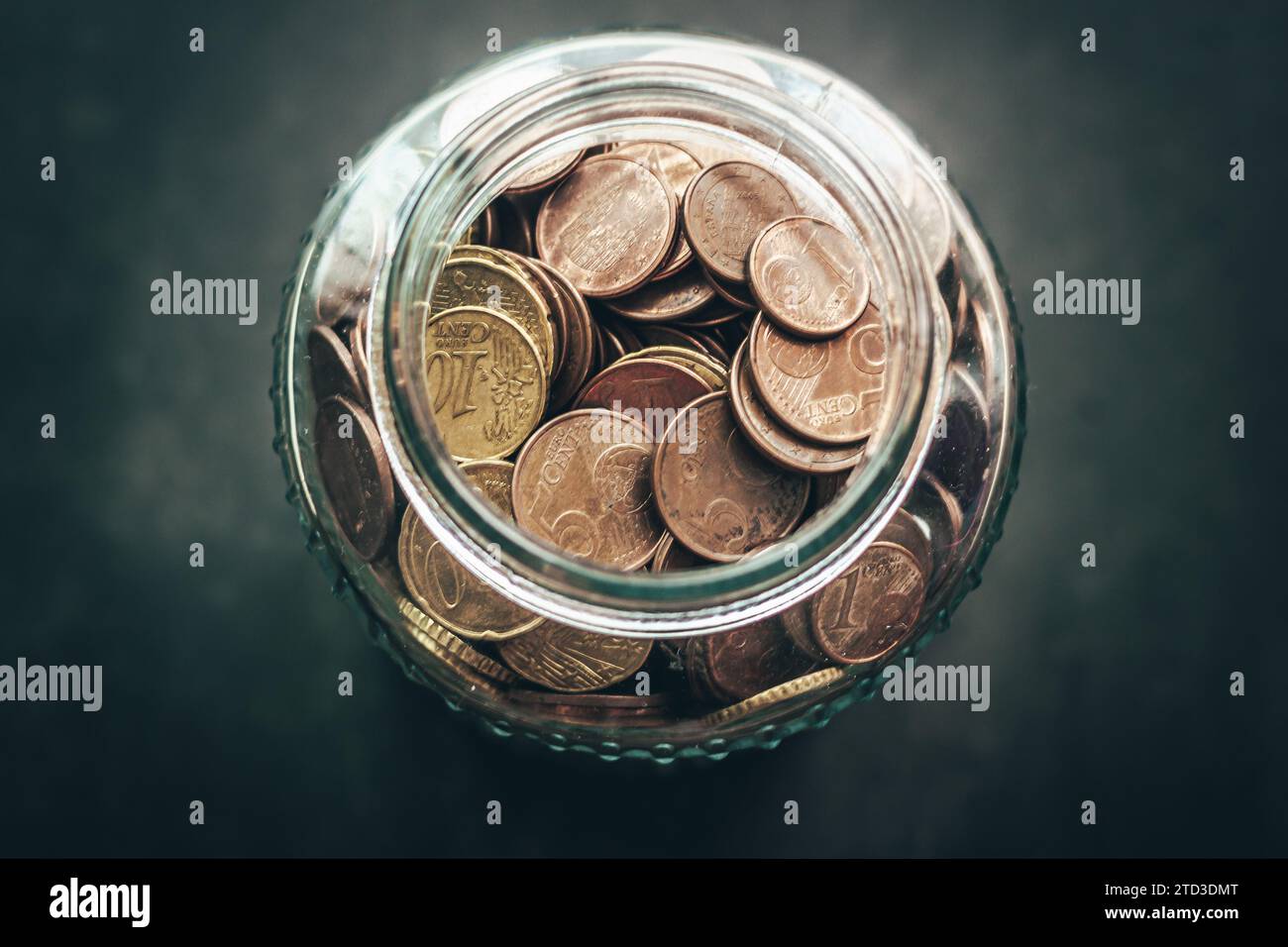 Vaso di vetro pieno di monete, euro. Foto Stock