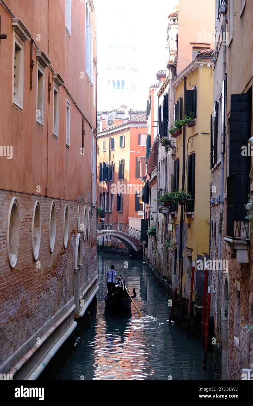 Venezia Italia - stretto canale con gondola Foto Stock