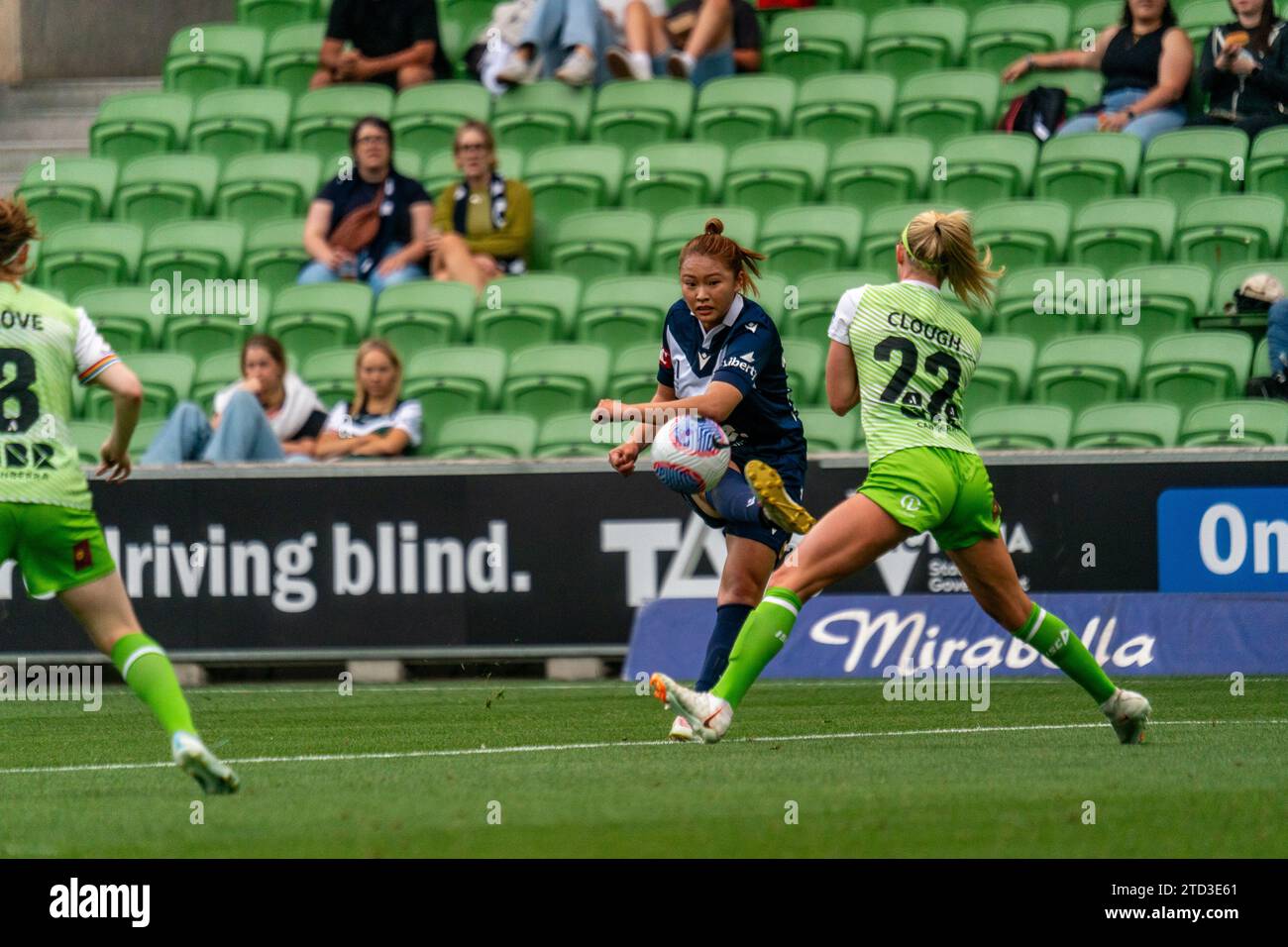 Melbourne, Australia. 16 dicembre 2023. L'attaccante del Melbourne Victory FC Kurea Okino (#13) tira un tiro dal bordo della scatola. Crediti: James Forrester/Alamy Live News Foto Stock