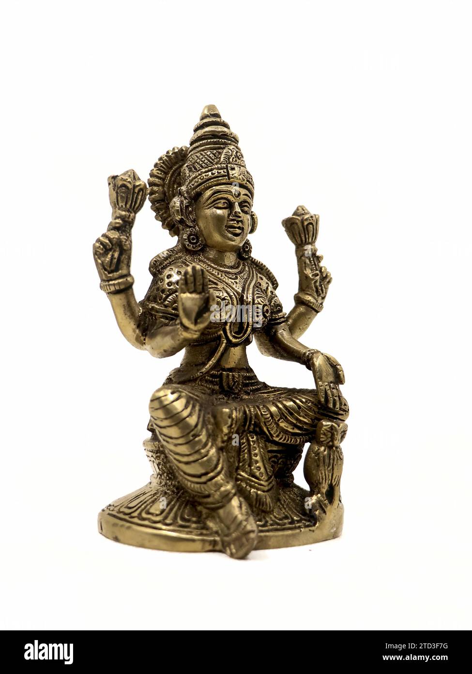 dettagliata scultura in bronzo dell'antica india della dea indù lakshmi con quattro mani sedute e benedizione isolata Foto Stock