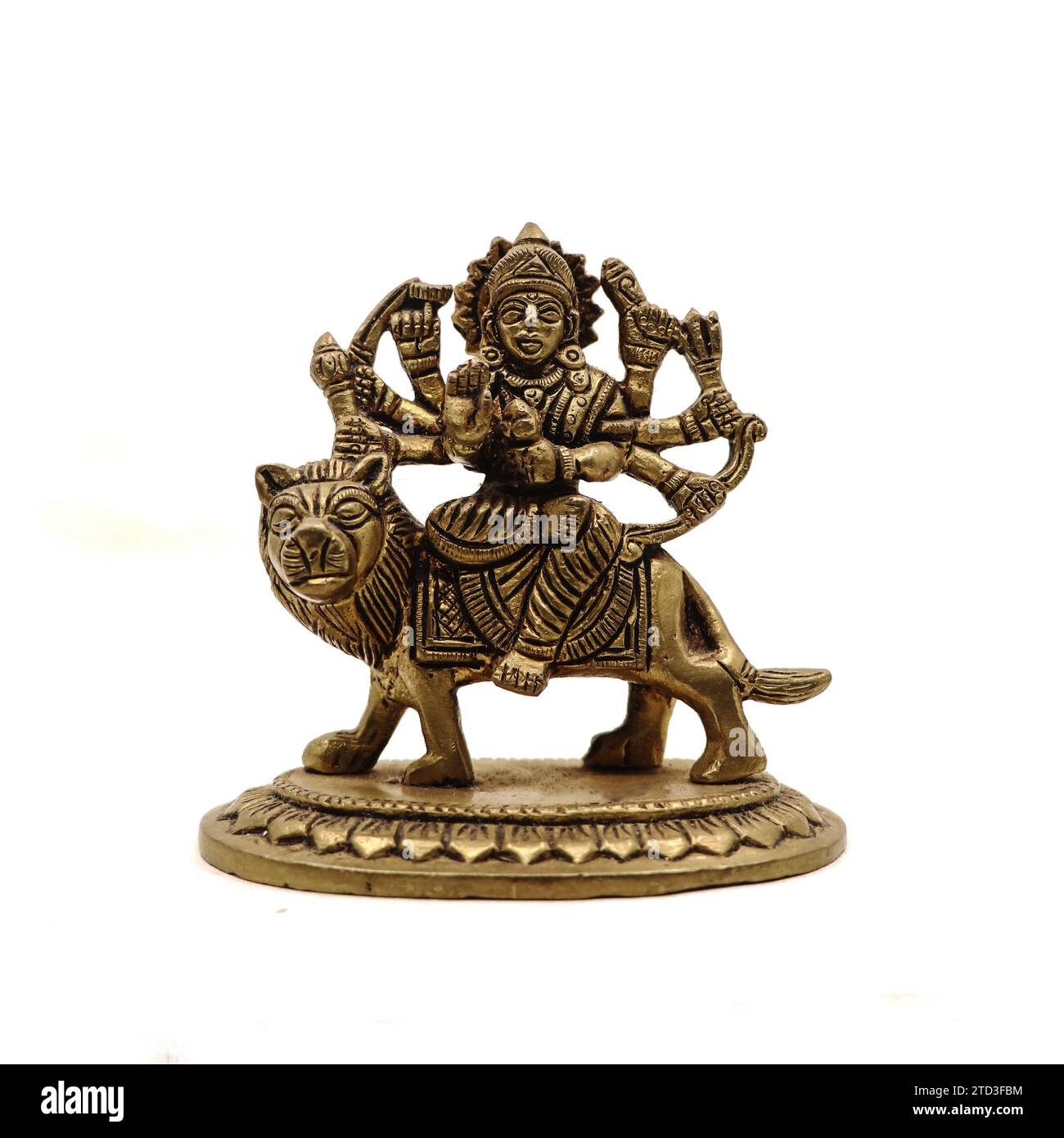 statua della dea durga devi di religione indù che tiene in mano diverse armi tra le sue braccia, seduta sul suo leone Foto Stock