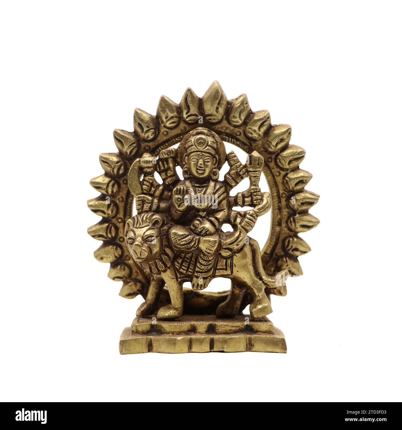 statua della dea durga devi di religione indù che tiene in mano diverse armi tra le sue braccia, seduta sul suo leone Foto Stock