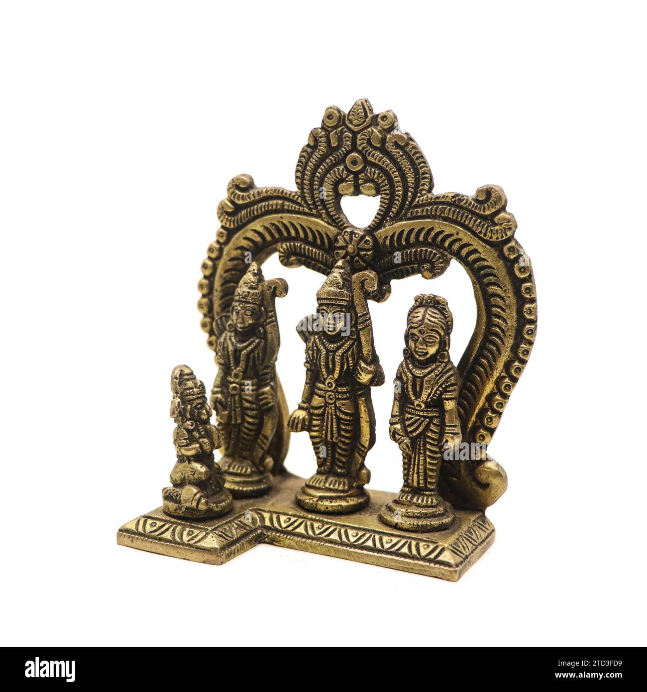 statua in ottone di ram darbar realizzata a mano con il signore ram lakshman e sita devi insieme a hanuman isolato su uno sfondo bianco Foto Stock