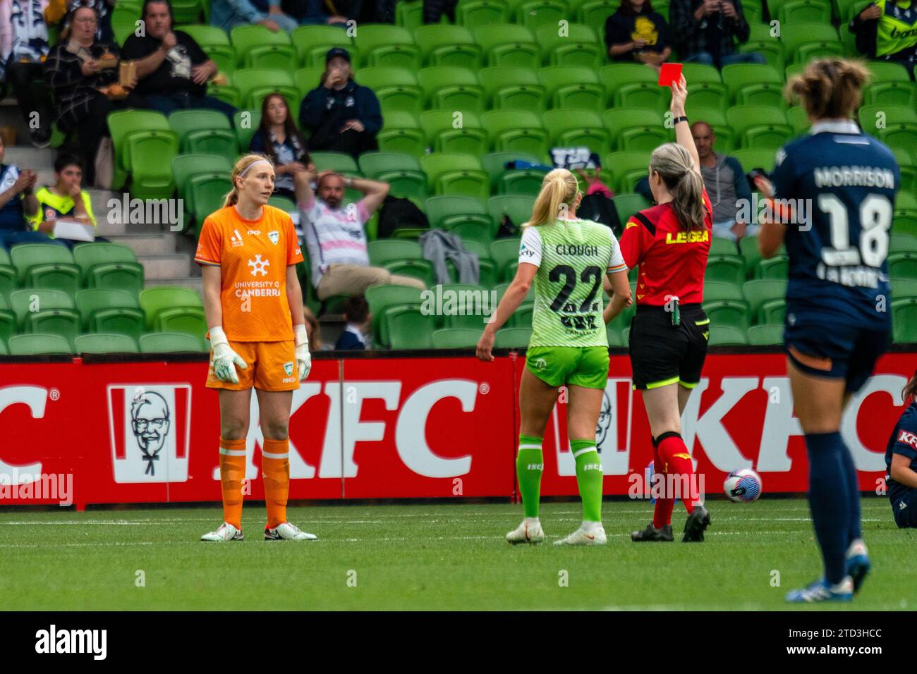 Melbourne, Australia. 16 dicembre 2023. Chloe Lincoln, portiere del Canberra United FC (#1), riceve un cartellino rosso dopo aver sbagliato a salvare e a raccogliere il giocatore. Crediti: James Forrester/Alamy Live News Foto Stock