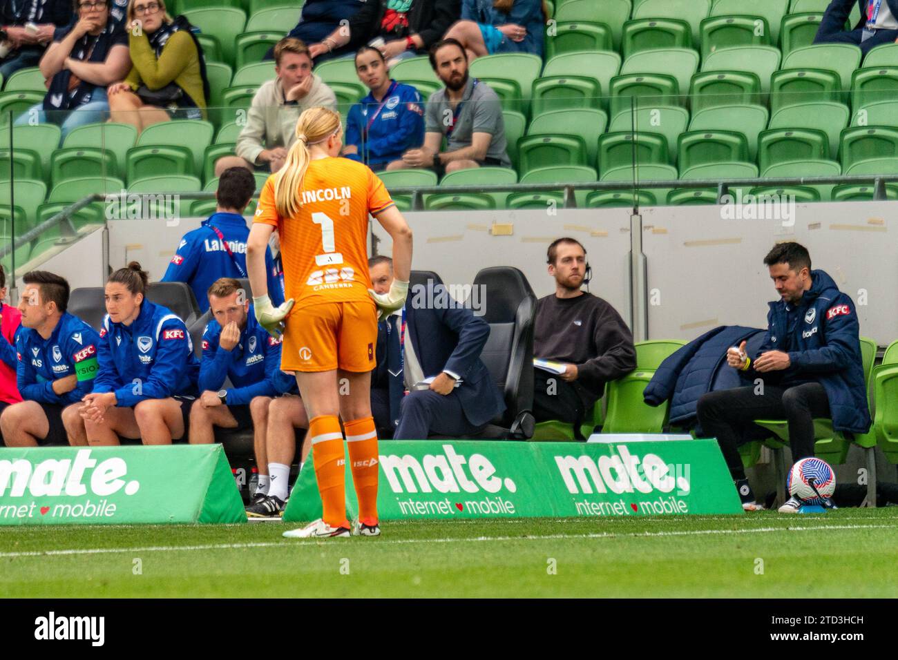 Melbourne, Australia. 16 dicembre 2023. Chloe Lincoln, portiere del Canberra United FC (n. 1) visibilmente delusa dopo aver ricevuto un cartellino rosso per un salvataggio errato. Crediti: James Forrester/Alamy Live News Foto Stock