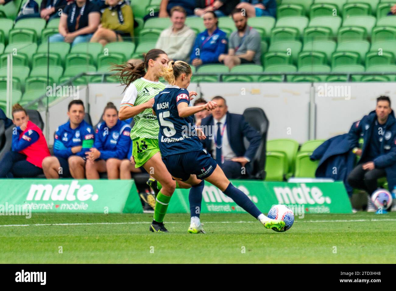 Melbourne, Australia. 16 dicembre 2023. Il Melbourne Victory FC Defender Jessika Nash (#5) fa un'autorizzazione contro l'attaccante del Canberra United FC Sofia Christopherson (#13). Crediti: James Forrester/Alamy Live News Foto Stock