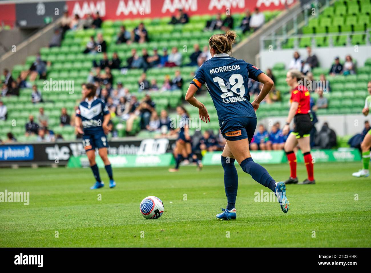 Melbourne, Australia. 16 dicembre 2023.il difensore del Melbourne Victory FC Kayla Morrison (#18) fa jogging sul campo. Crediti: James Forrester/Alamy Live News Foto Stock